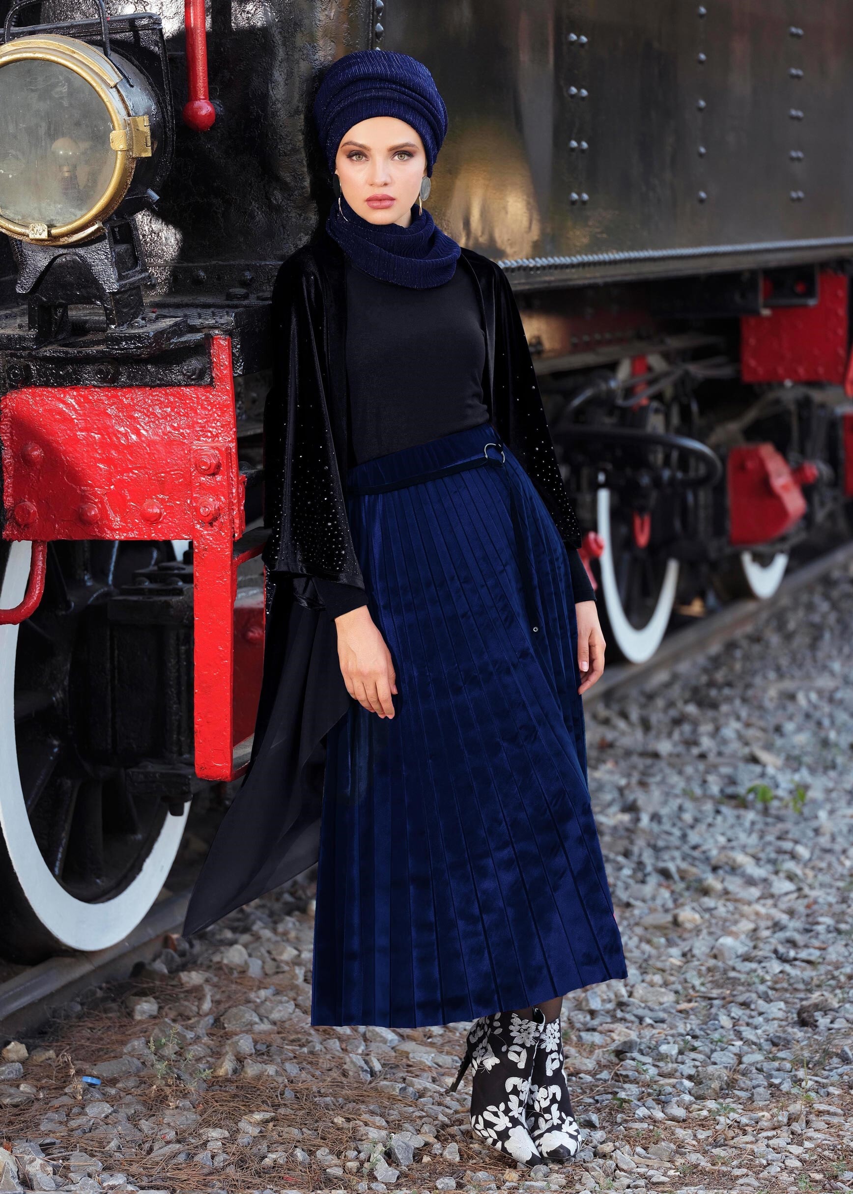 Tesettür giyim LACİVERT YÜKSEK BEL PİLİSELİ KADİFE ETEK 6085