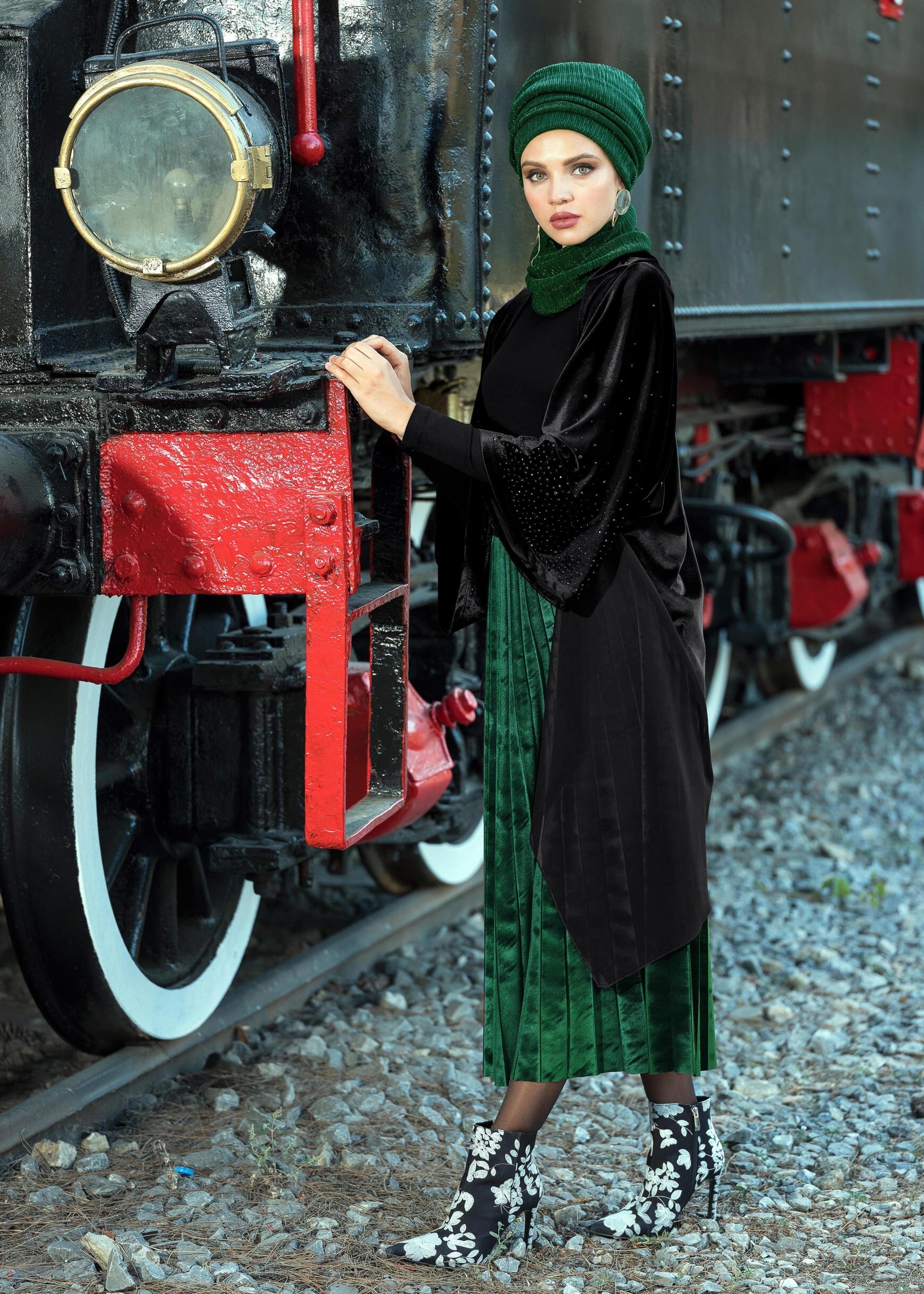 Tesettür giyim YEŞİL YÜKSEK BEL PİLİSELİ KADİFE ETEK 6085