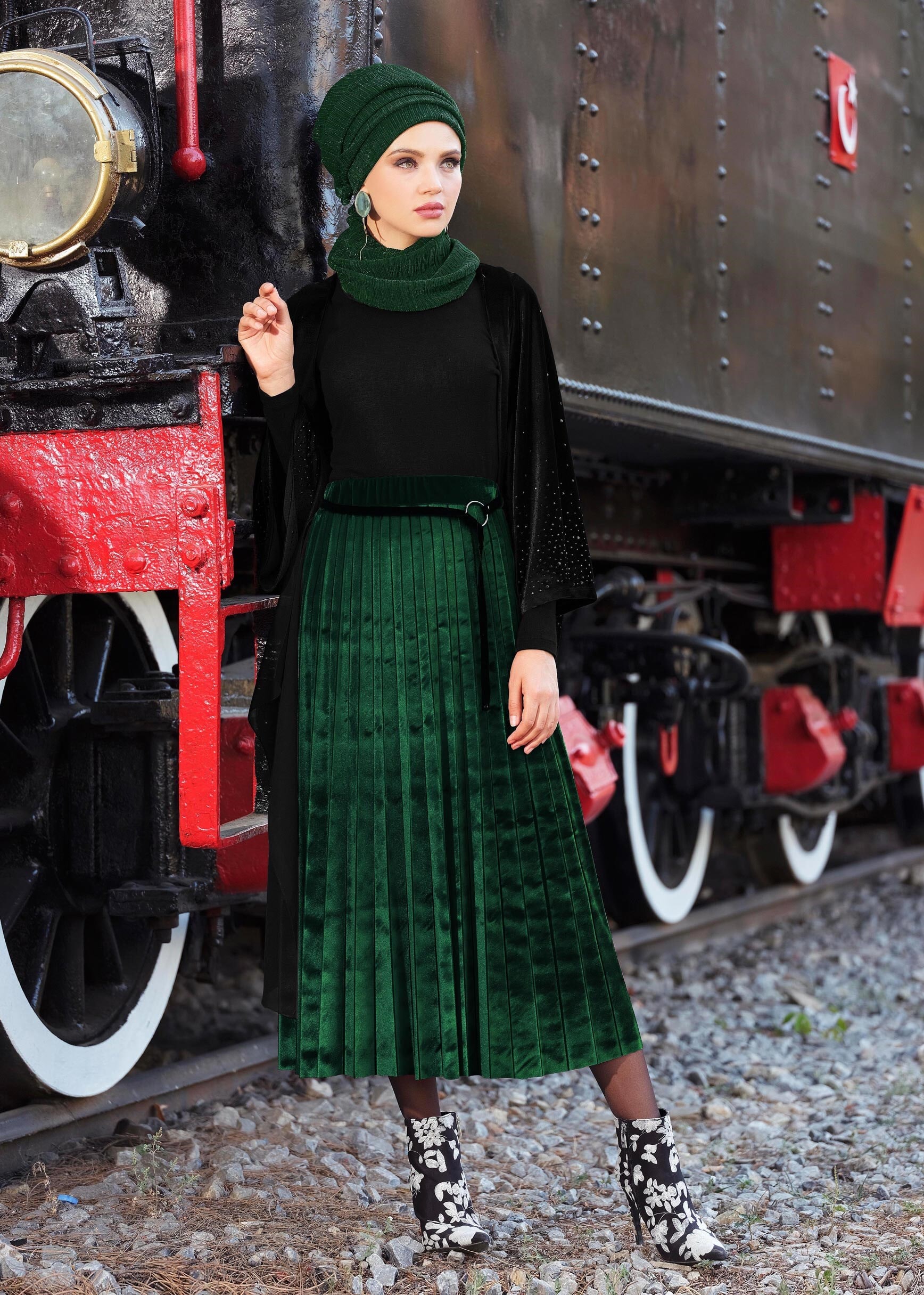 Tesettür giyim YEŞİL YÜKSEK BEL PİLİSELİ KADİFE ETEK 6085