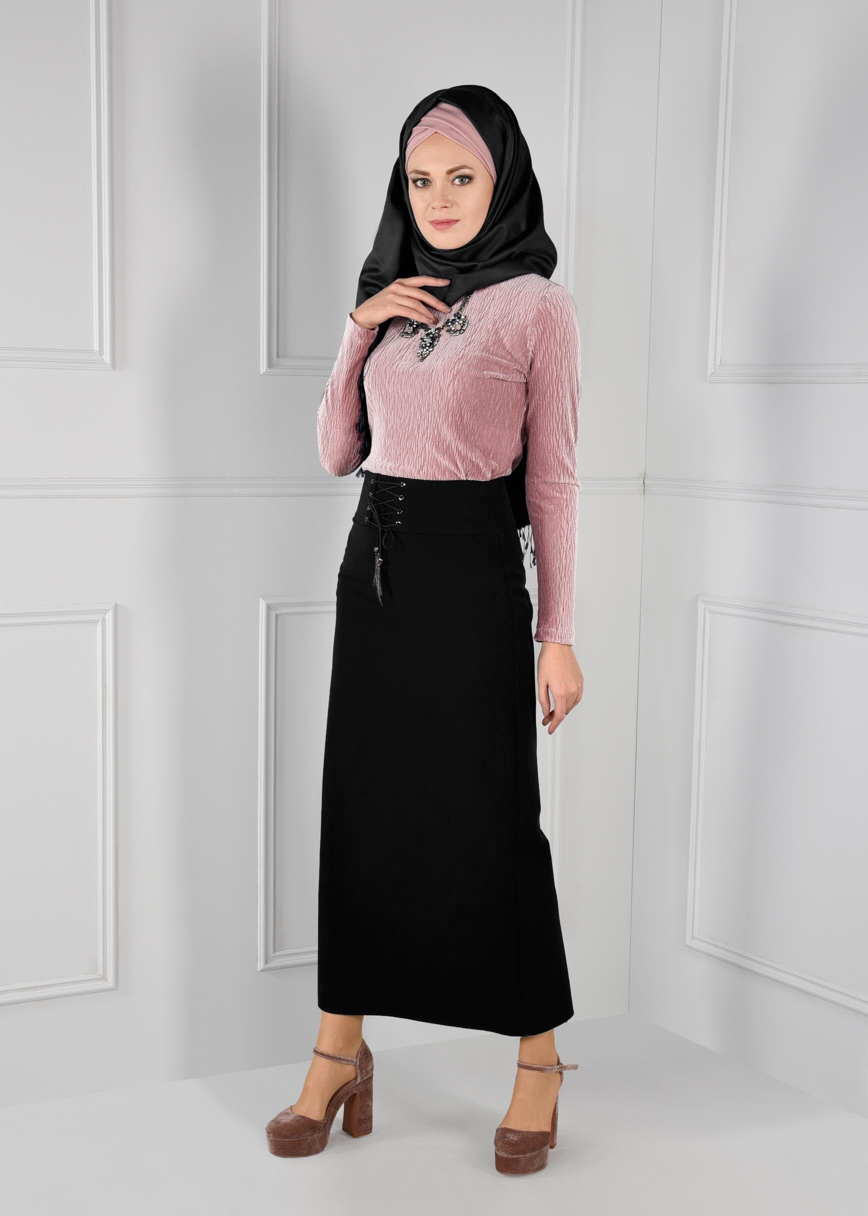 Tesettür giyim SİYAH BELİ KUŞ GÖZÜ BAĞCIK DETAYLI GİZLİ YIRTMAÇLI DÜZ KESİM ETEK 6092