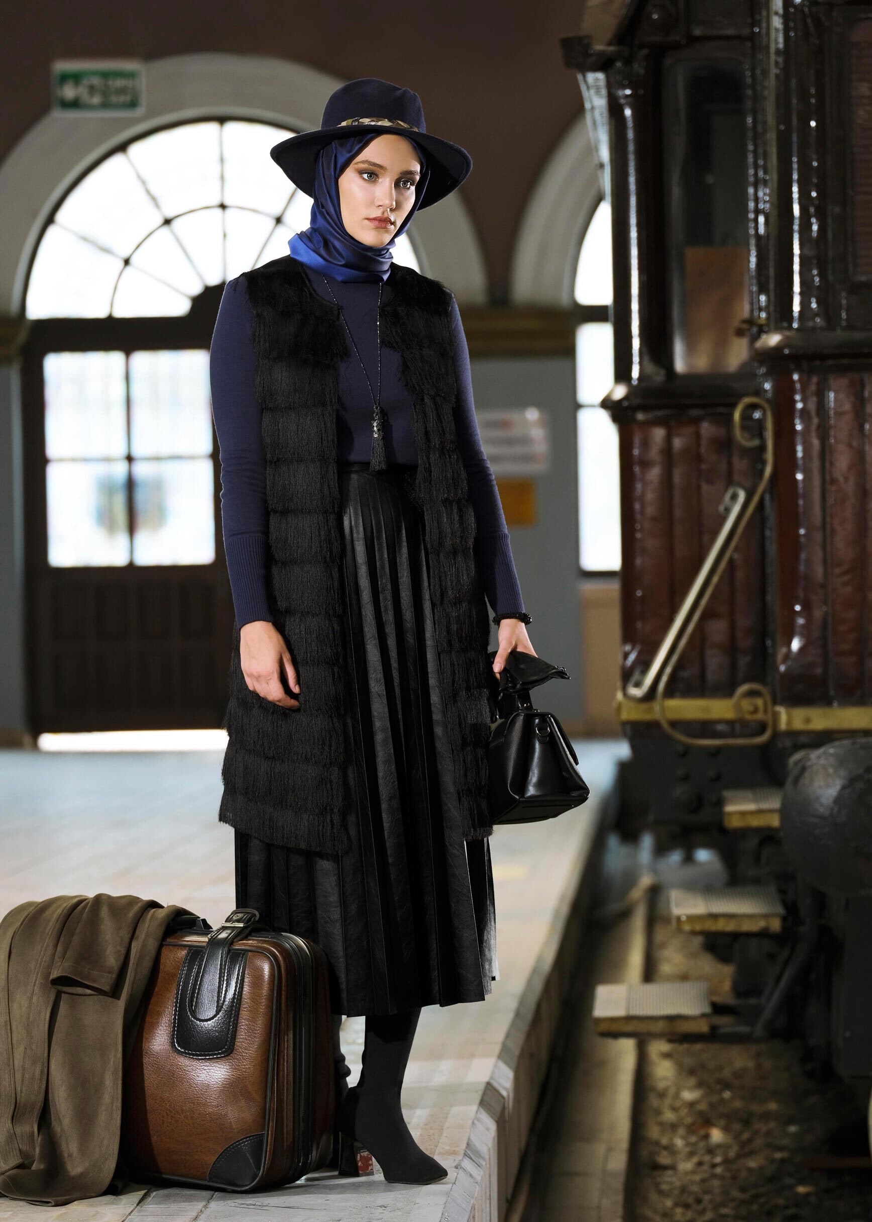 Tesettür giyim SİYAH PİLİSELİ DERİ ETEK 6096