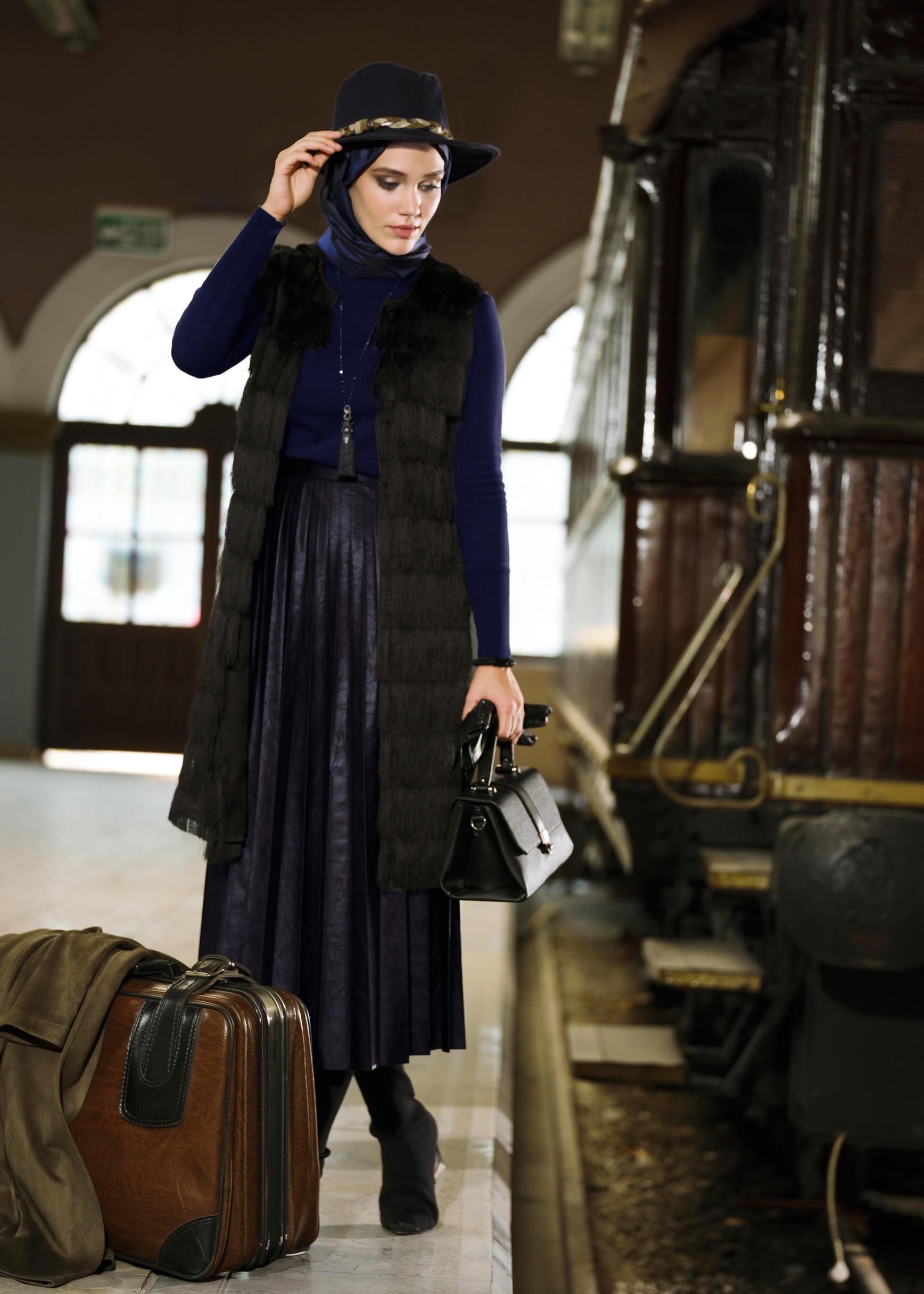 Tesettür giyim LACİVERT PİLİSELİ DERİ ETEK 6096