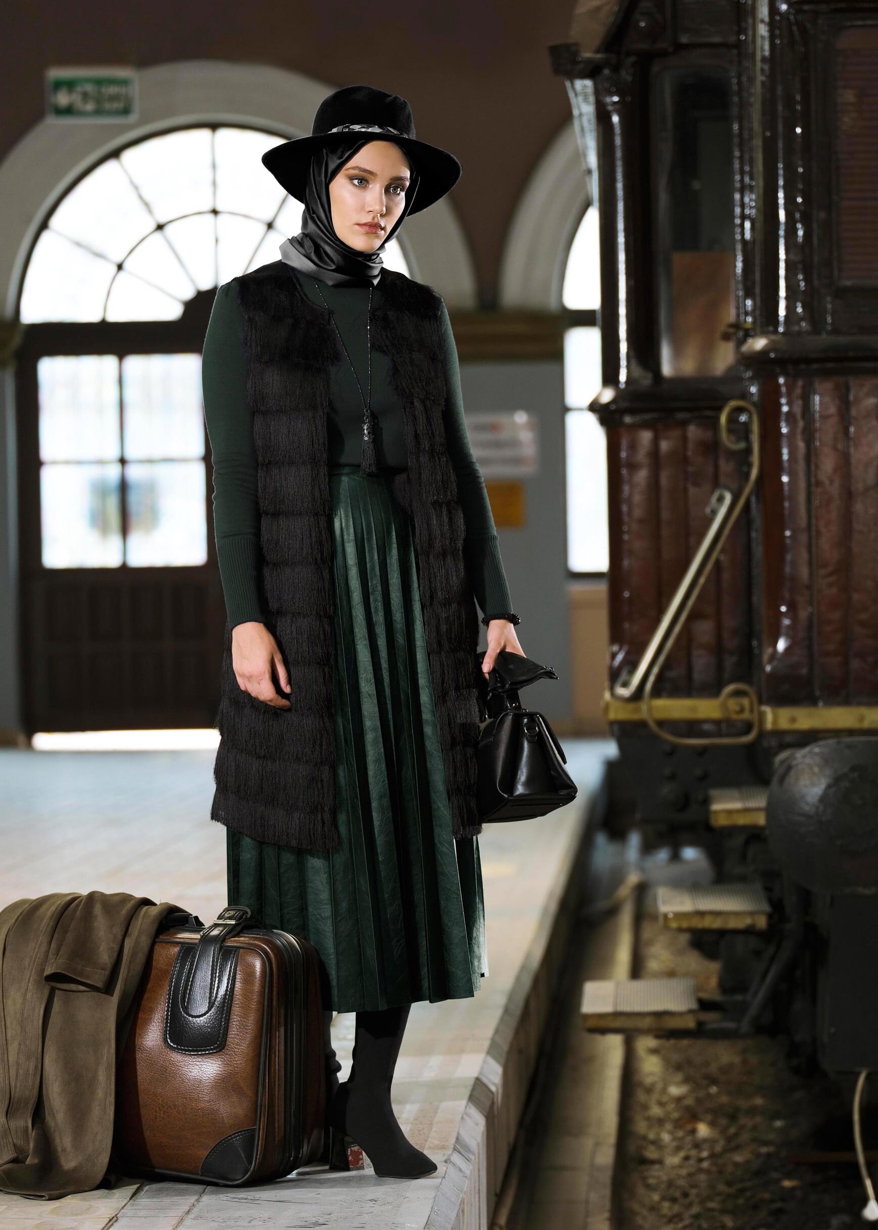 Tesettür giyim YEŞİL PİLİSELİ DERİ ETEK 6096