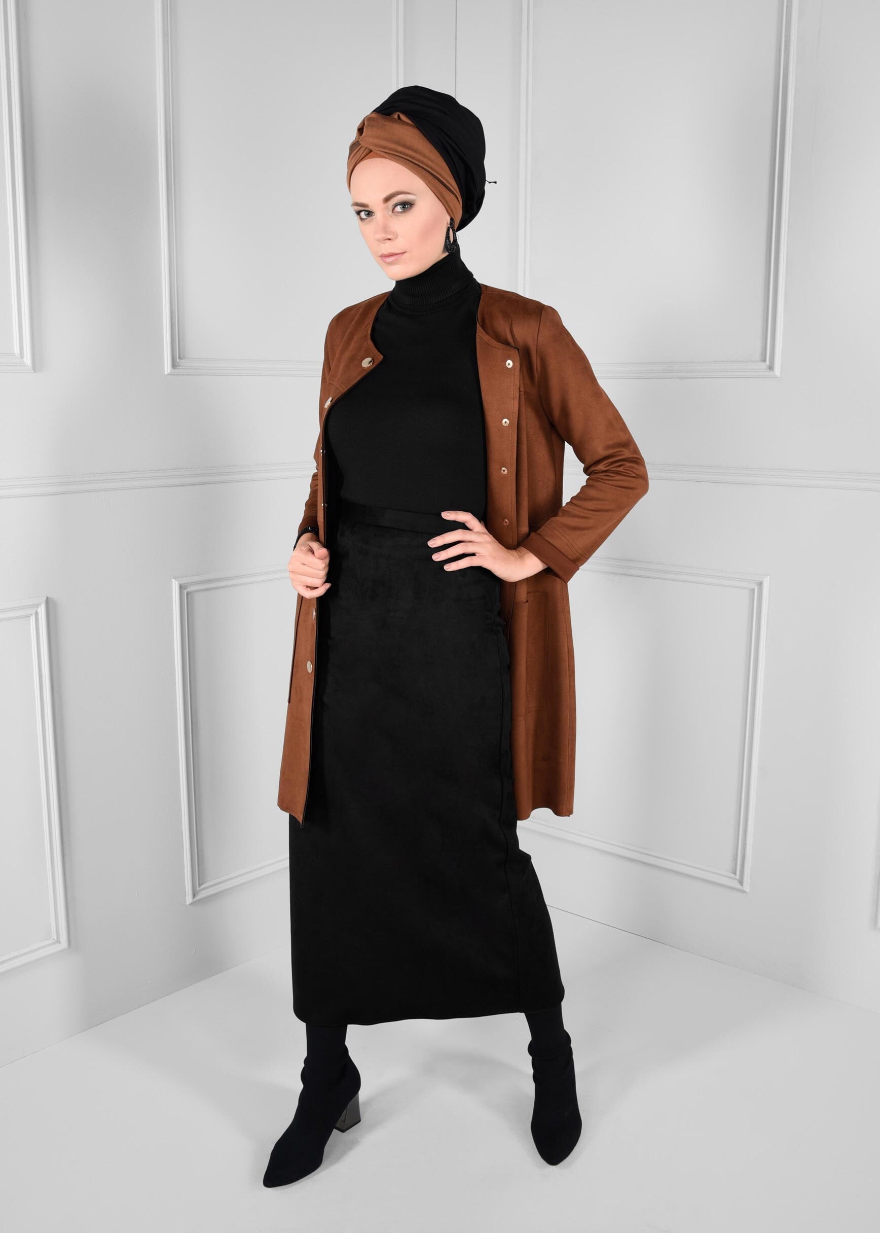 Tesettür giyim SİYAH GİZLİ YIRTMAÇLI DÜZ KESİM SÜET ETEK 6107