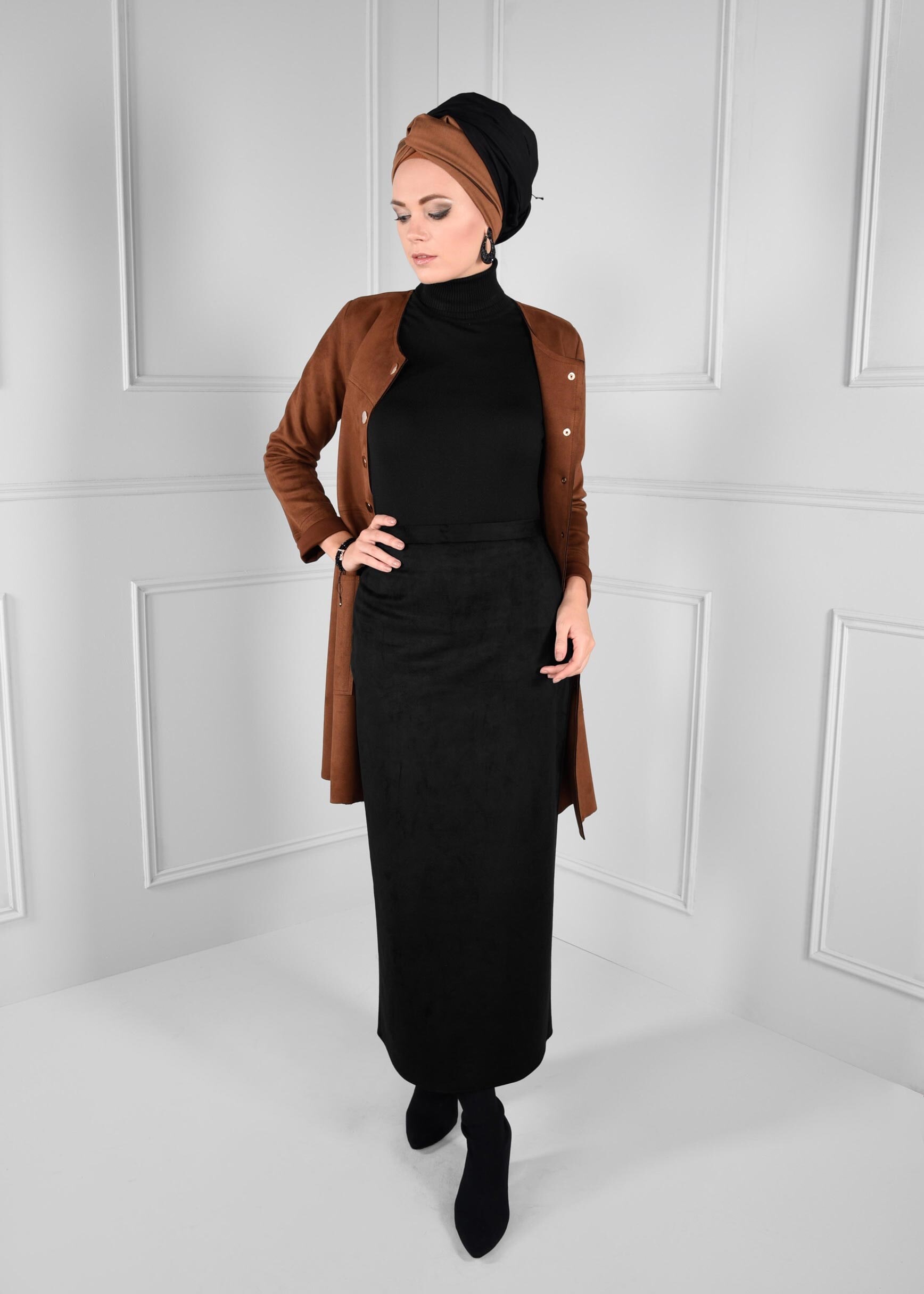 Tesettür giyim SİYAH GİZLİ YIRTMAÇLI DÜZ KESİM SÜET ETEK 6107