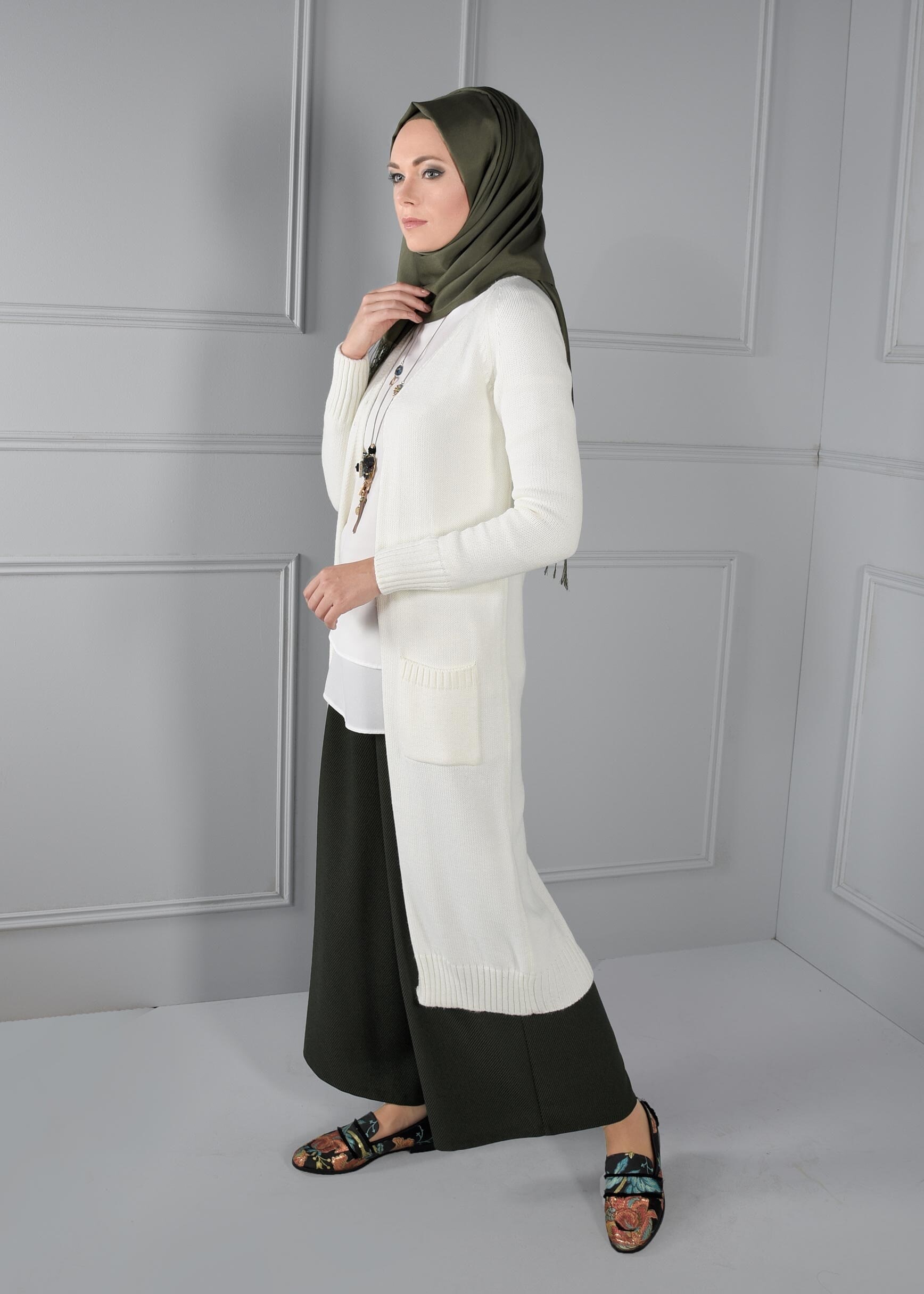 Tesettür giyim BEYAZ CEPLİ TRİKO HIRKA 4583