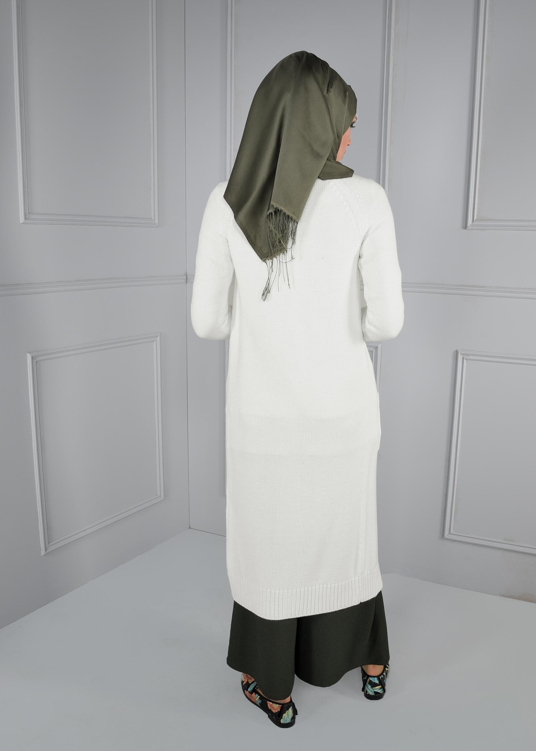 Tesettür giyim BEYAZ CEPLİ TRİKO HIRKA 4583