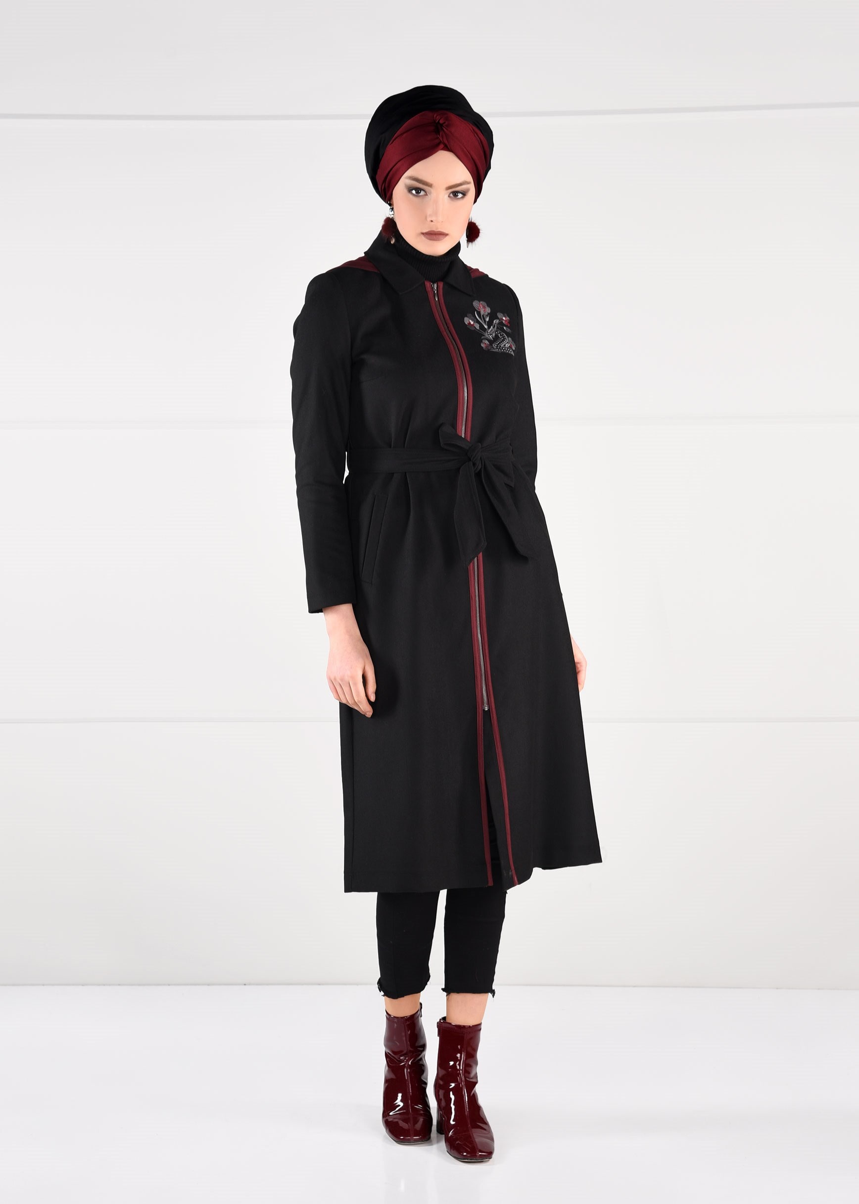 Tesettür giyim SİYAH NAKIŞLI FERMUARLI KABAN 9635