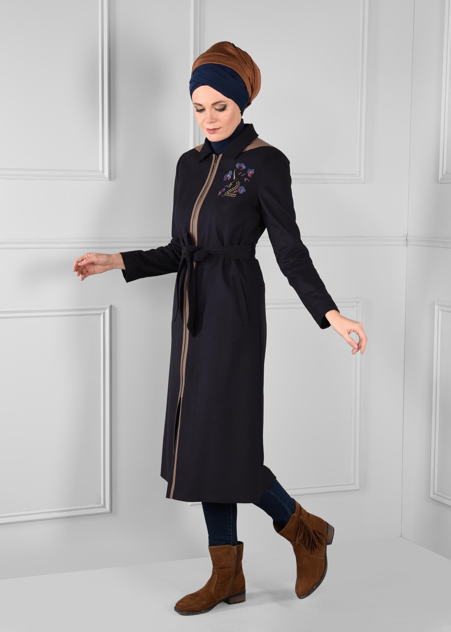 Tesettür giyim LACİVERT NAKIŞLI FERMUARLI KABAN 9635