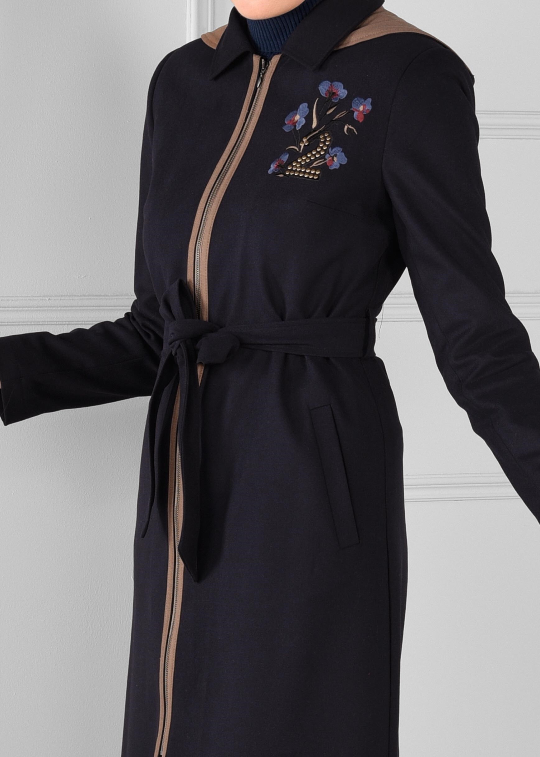 Tesettür giyim LACİVERT NAKIŞLI FERMUARLI KABAN 9635