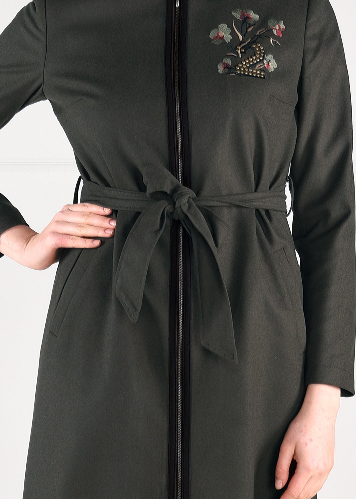 Tesettür giyim HAKİ NAKIŞLI FERMUARLI KABAN 9635