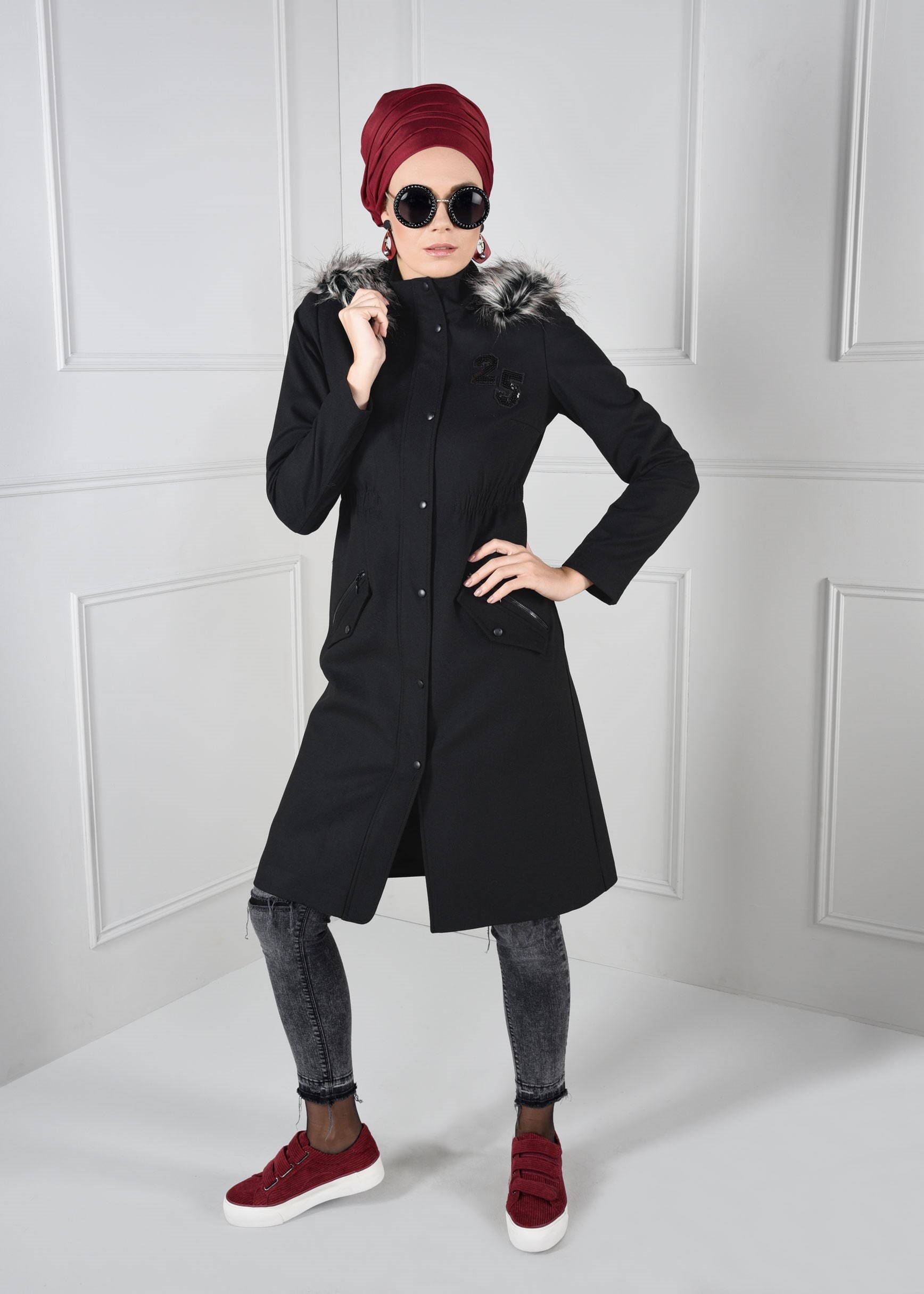 Tesettür giyim SİYAH BELİ LASTİKLİ ARMA DETAYLI KAPÜŞONLU KABAN 9636