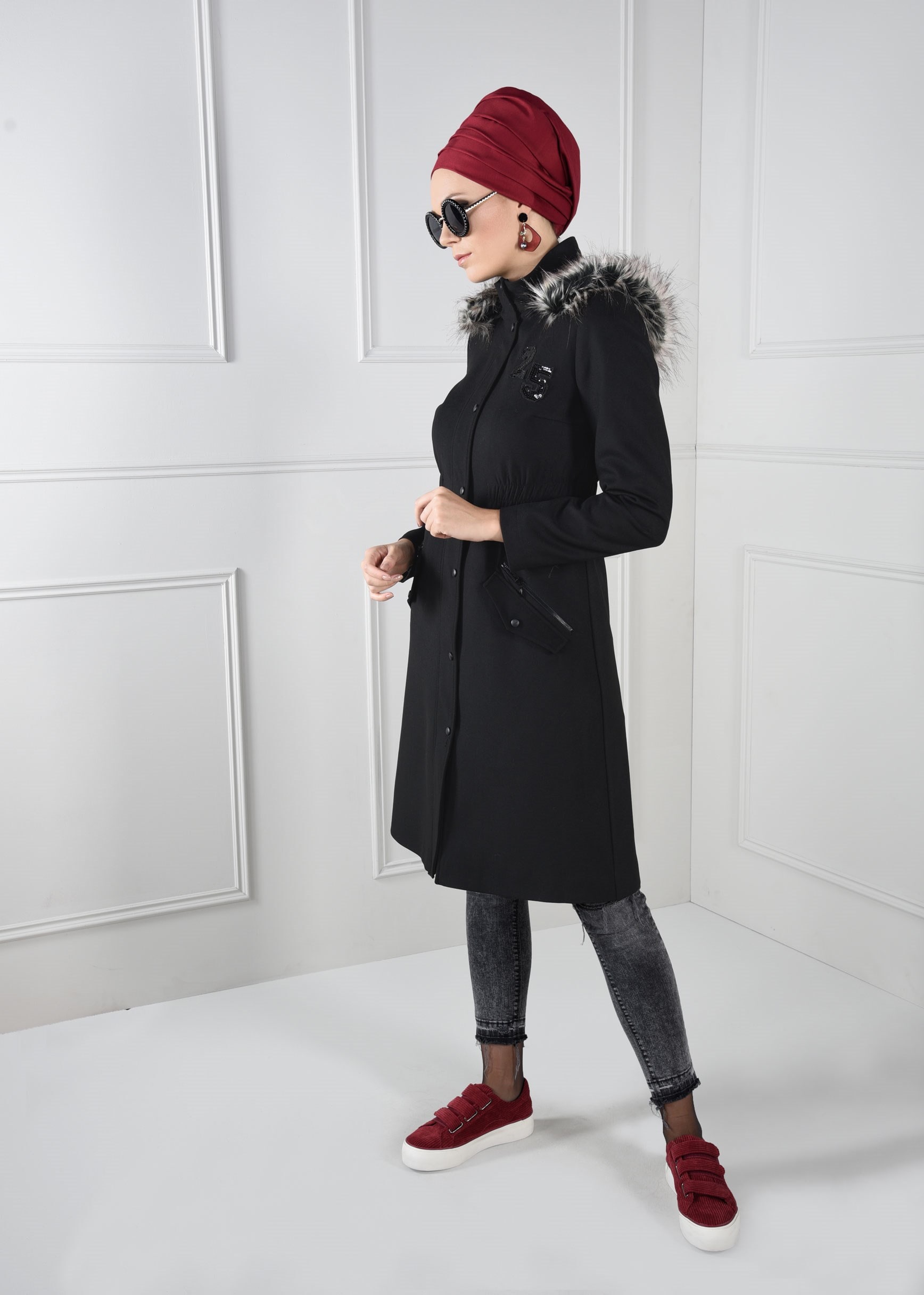 Tesettür giyim SİYAH BELİ LASTİKLİ ARMA DETAYLI KAPÜŞONLU KABAN 9636