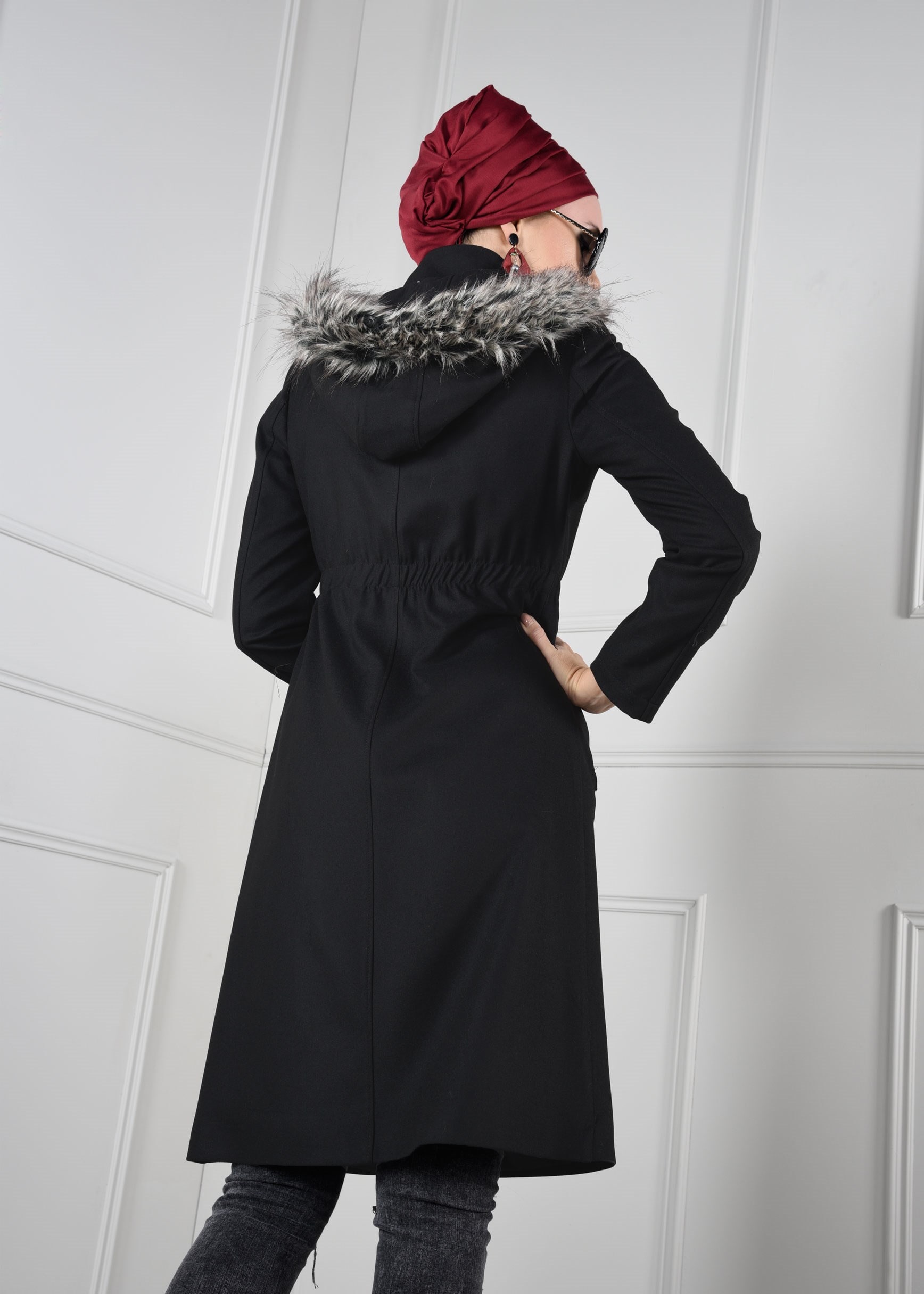 Tesettür giyim SİYAH BELİ LASTİKLİ ARMA DETAYLI KAPÜŞONLU KABAN 9636