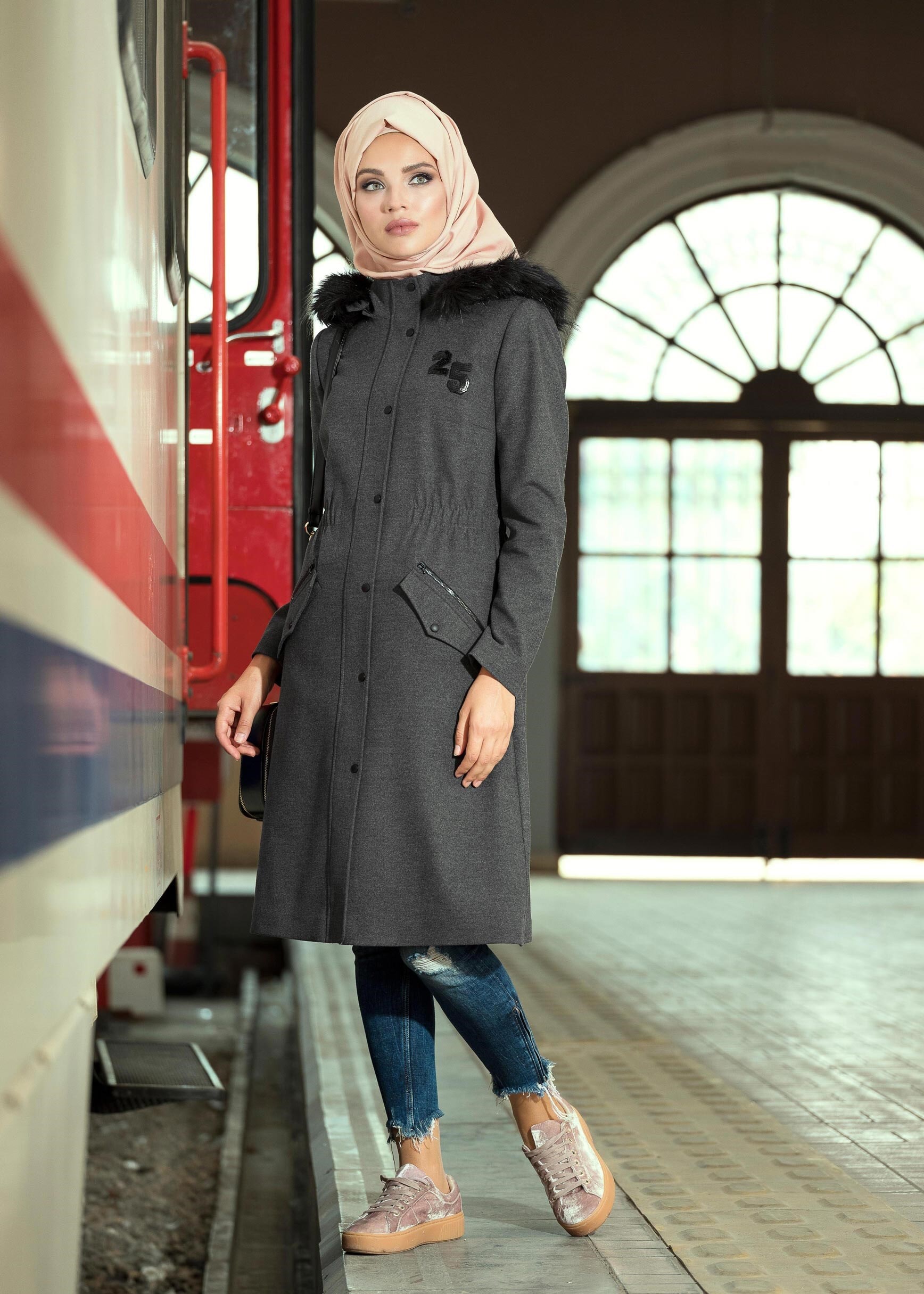 Tesettür giyim GRİ BELİ LASTİKLİ ARMA DETAYLI KAPÜŞONLU KABAN 9636