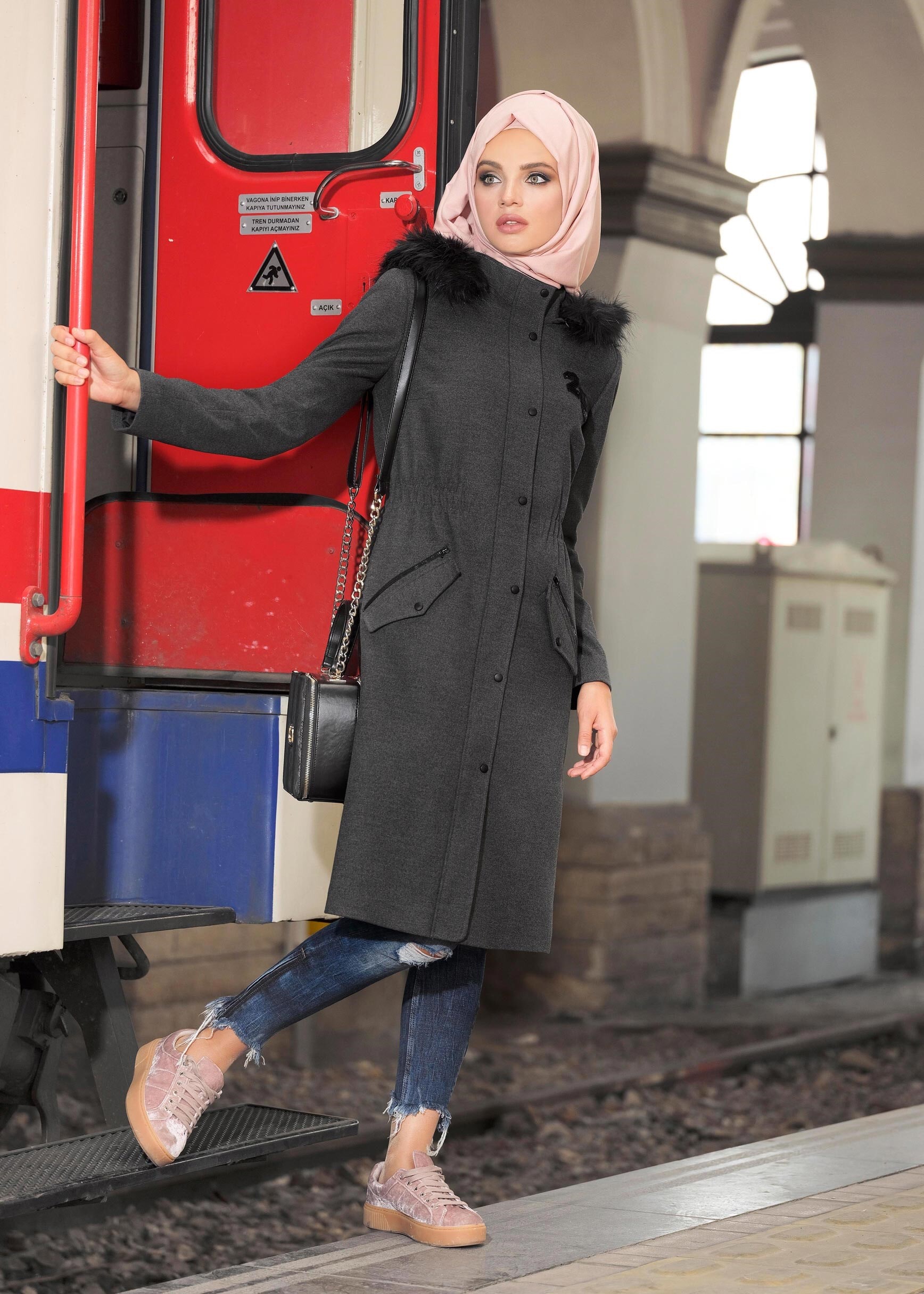 Tesettür giyim GRİ BELİ LASTİKLİ ARMA DETAYLI KAPÜŞONLU KABAN 9636