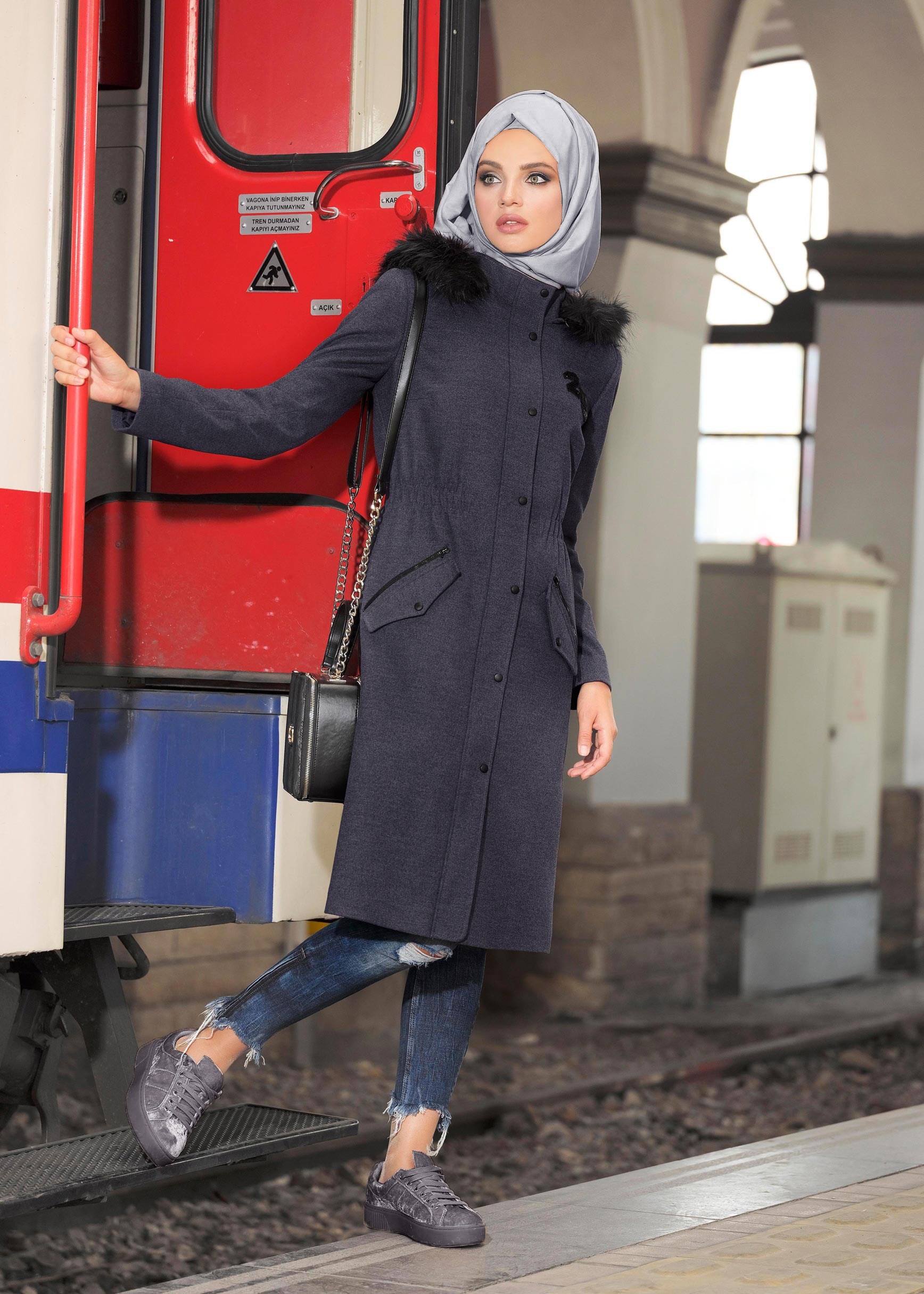 Tesettür giyim GRİ BELİ LASTİKLİ ARMA DETAYLI KAPÜŞONLU KABAN 9636