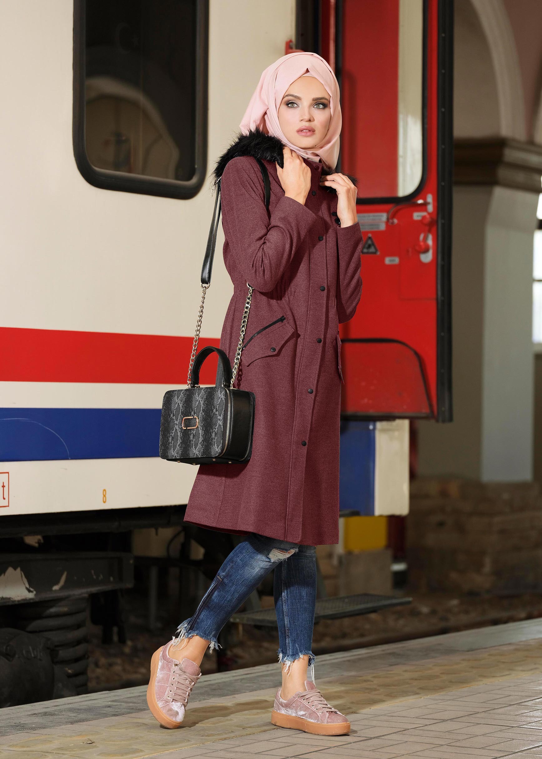 Tesettür giyim BORDO BELİ LASTİKLİ ARMA DETAYLI KAPÜŞONLU KABAN 9636