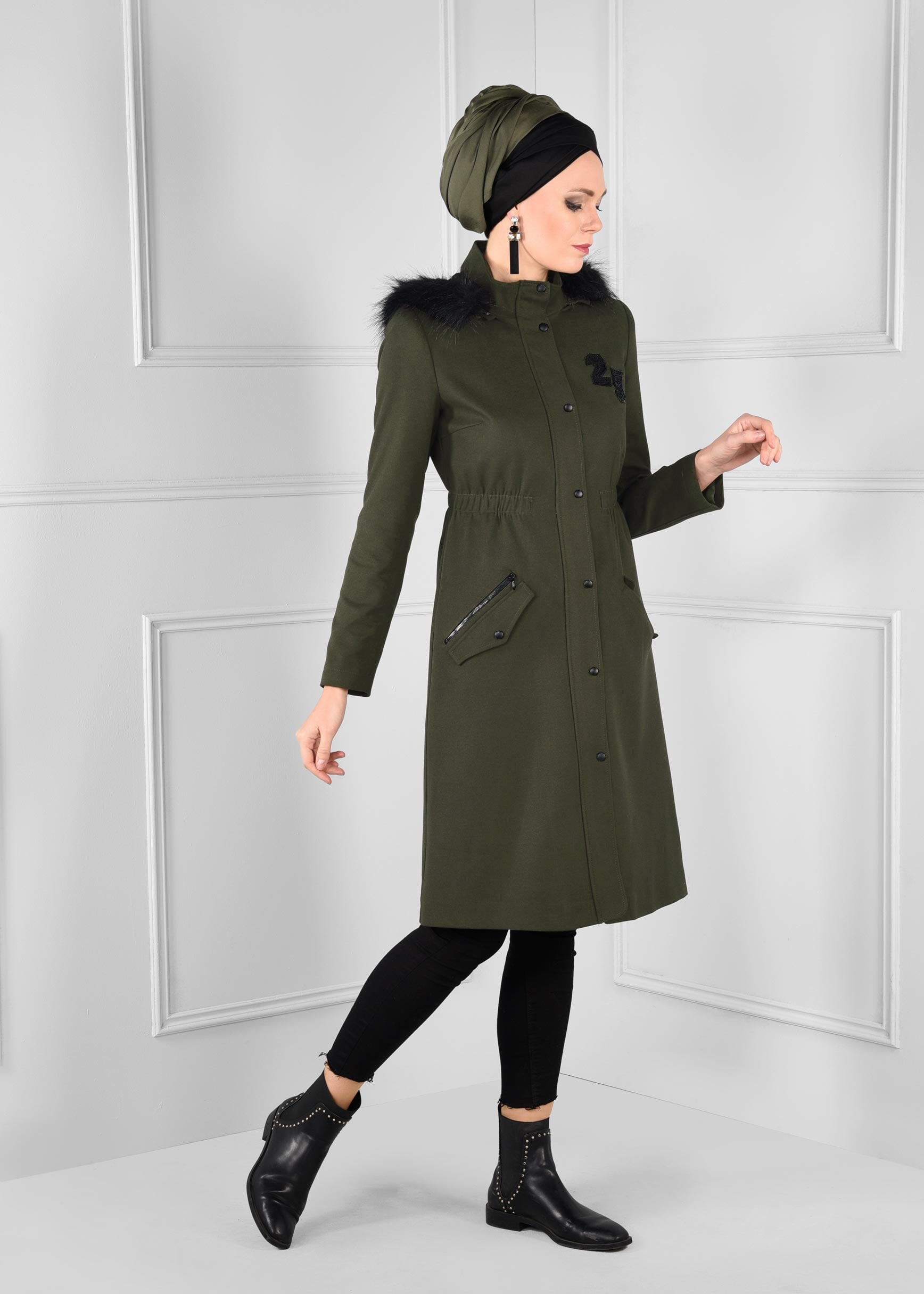 Tesettür giyim HAKİ BELİ LASTİKLİ ARMA DETAYLI KAPÜŞONLU KABAN 9636