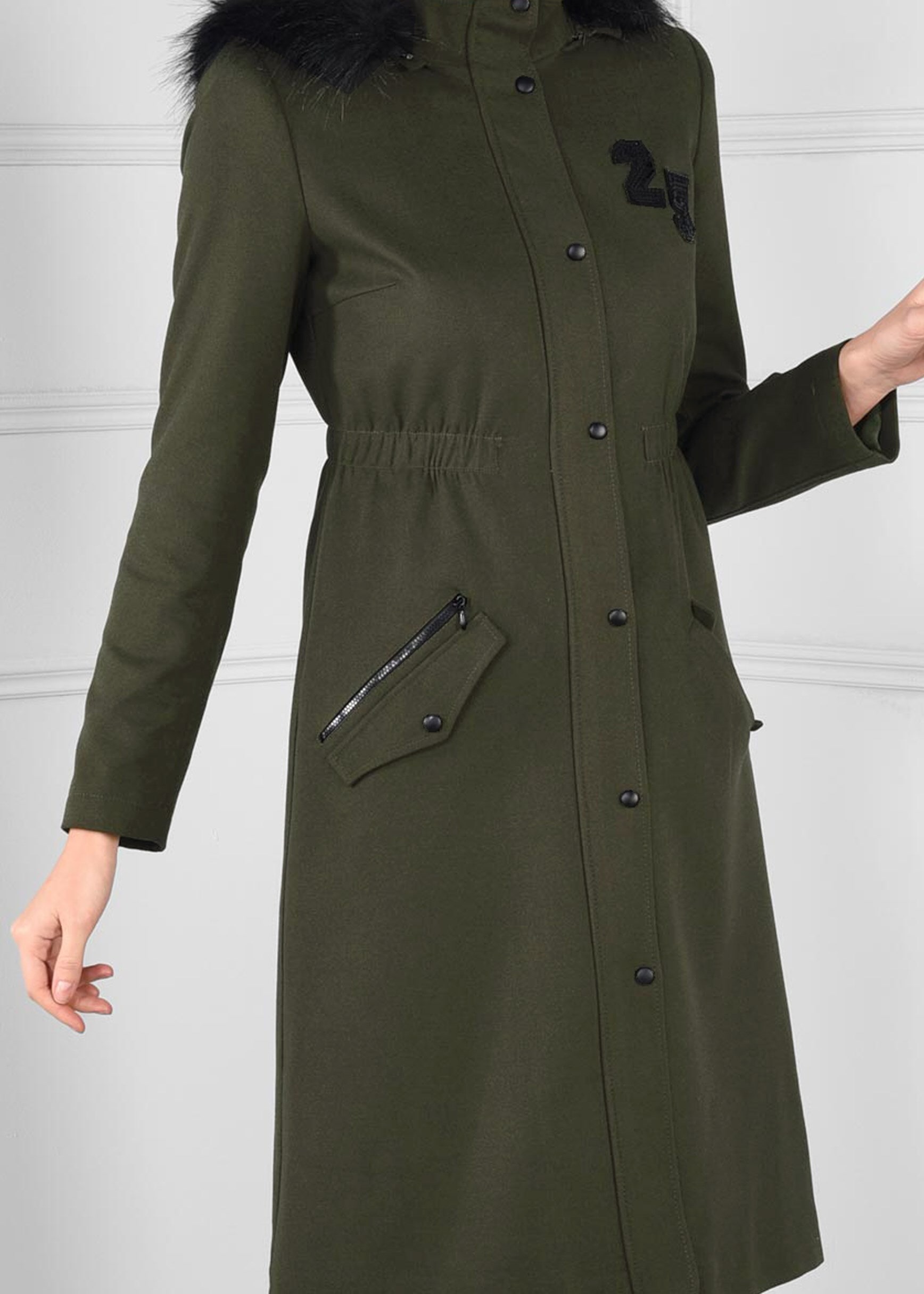 Tesettür giyim HAKİ BELİ LASTİKLİ ARMA DETAYLI KAPÜŞONLU KABAN 9636