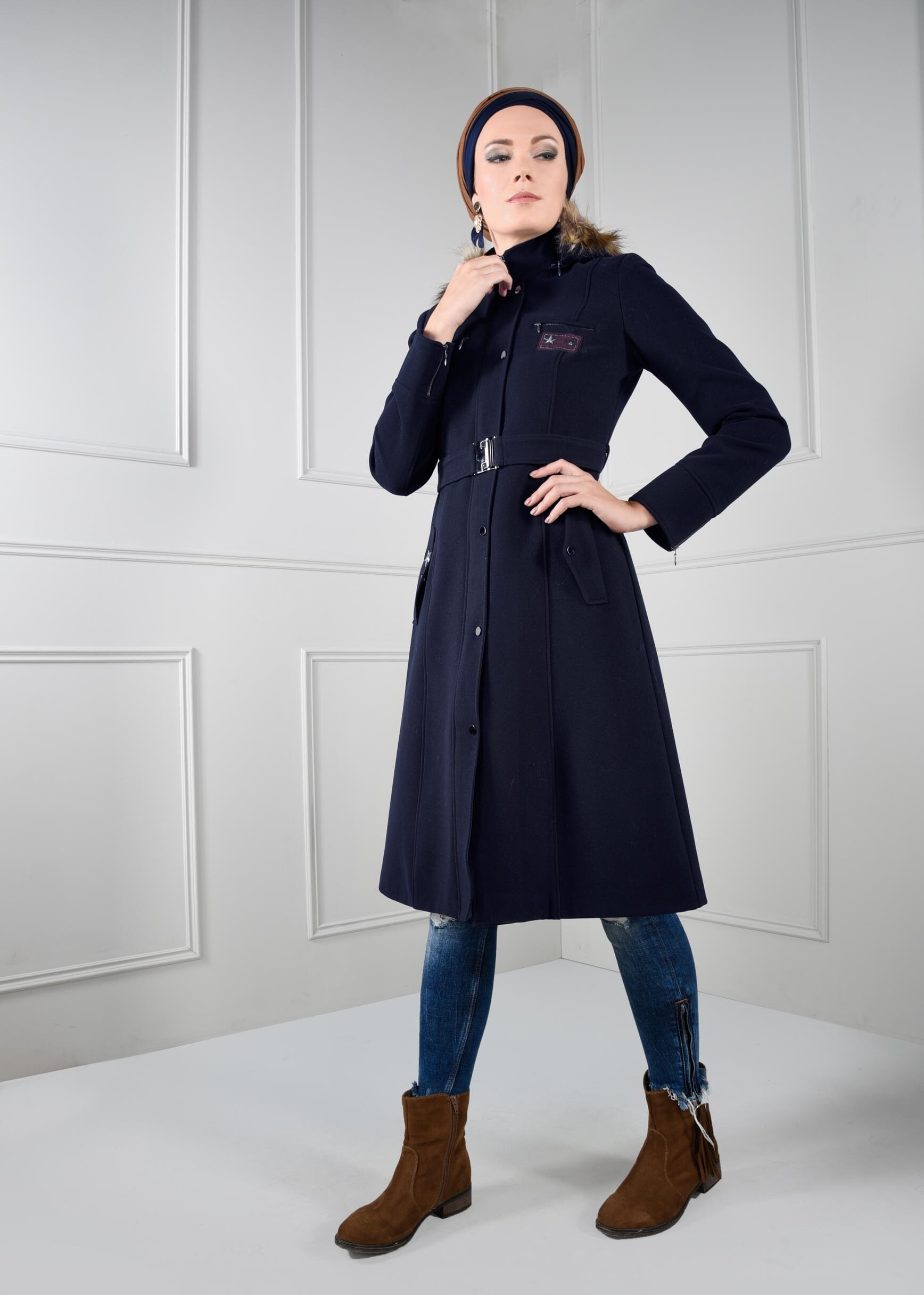 Tesettür giyim LACİVERT ARMA DETAYLI KEMERLİ KAPÜŞONLU KABAN 9638 