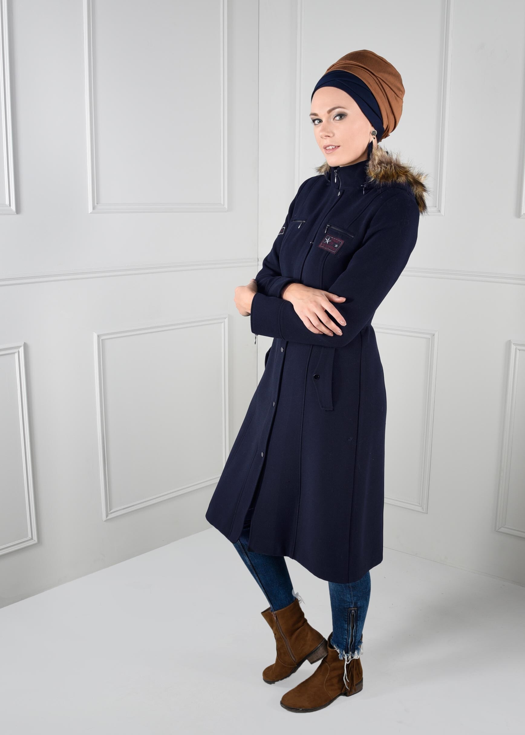 Tesettür giyim LACİVERT ARMA DETAYLI KEMERLİ KAPÜŞONLU KABAN 9638 