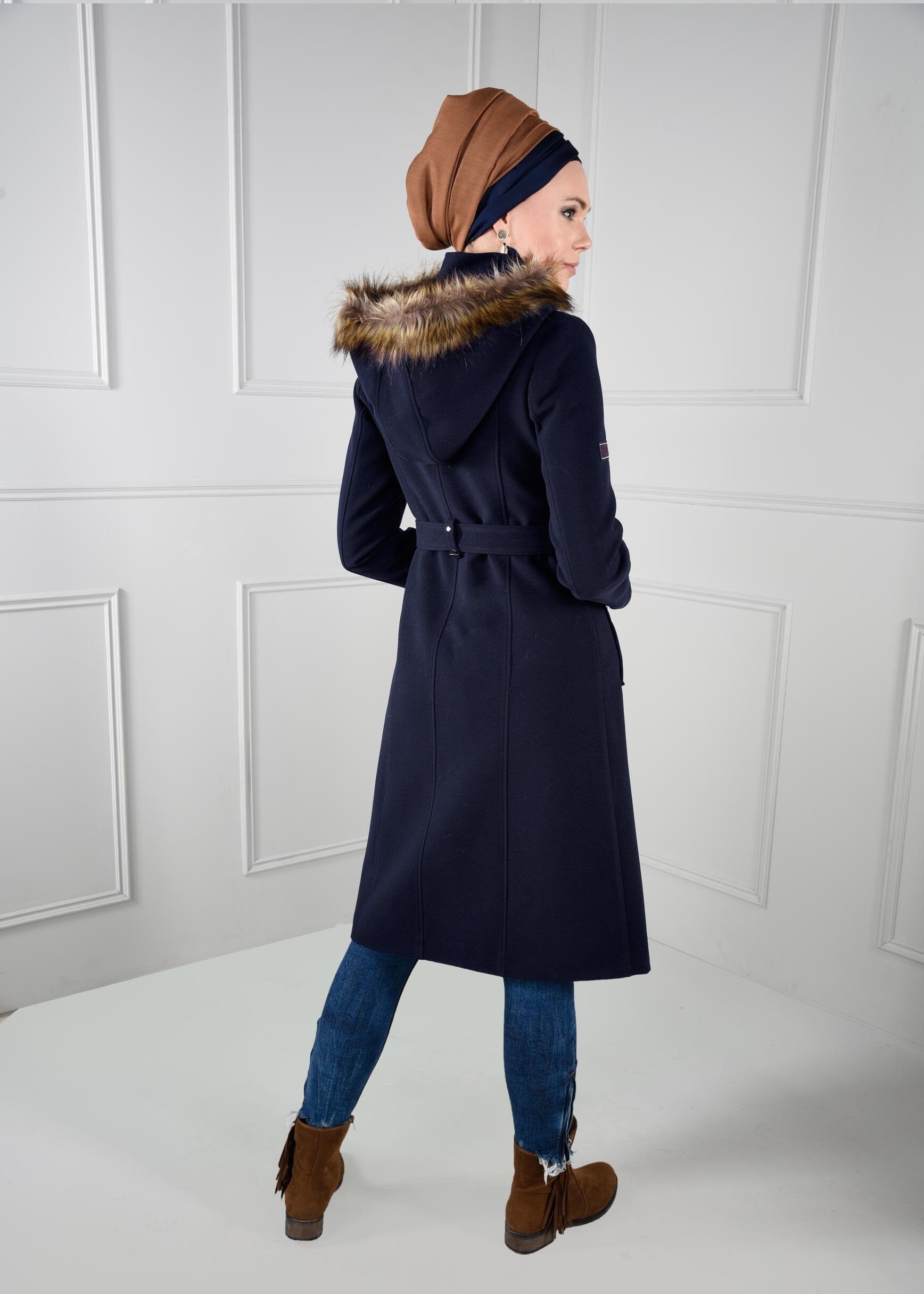 Tesettür giyim LACİVERT ARMA DETAYLI KEMERLİ KAPÜŞONLU KABAN 9638 