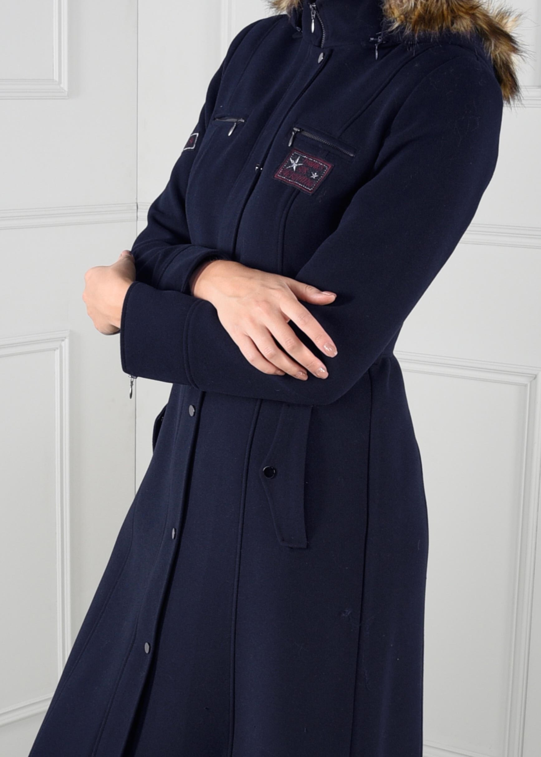 Tesettür giyim LACİVERT ARMA DETAYLI KEMERLİ KAPÜŞONLU KABAN 9638 