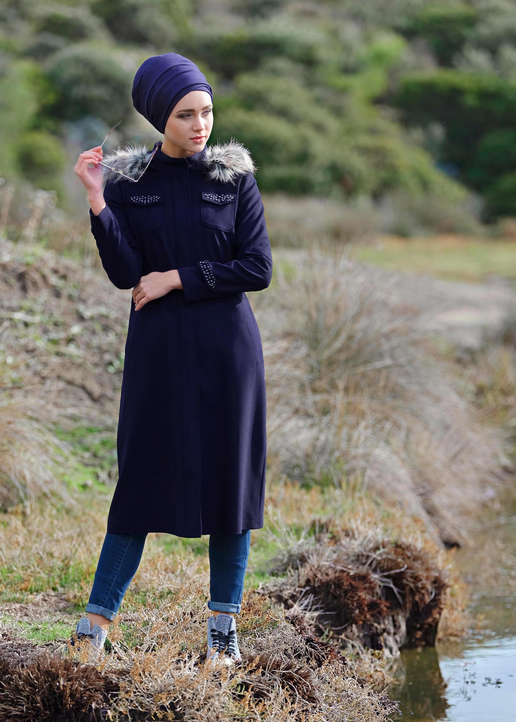 Tesettür giyim LACİVERT BELDEN LASTİKLİ ZIMBALI DÜZ KABAN 9642 