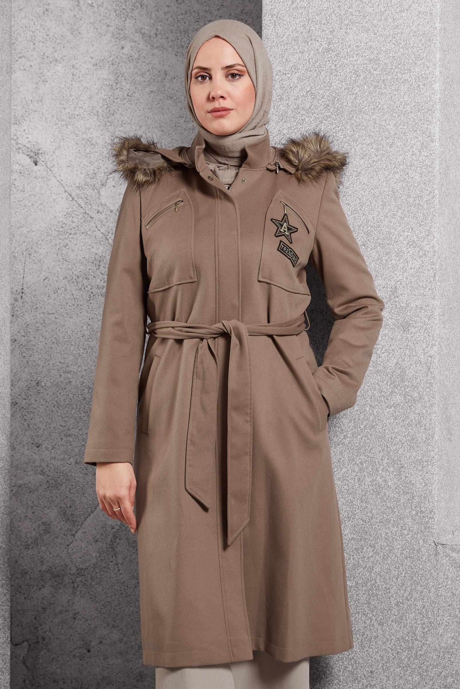 Tesettür giyim BEJ KUŞAKLI CEPLİ KAPÜŞONLU KABAN 9643