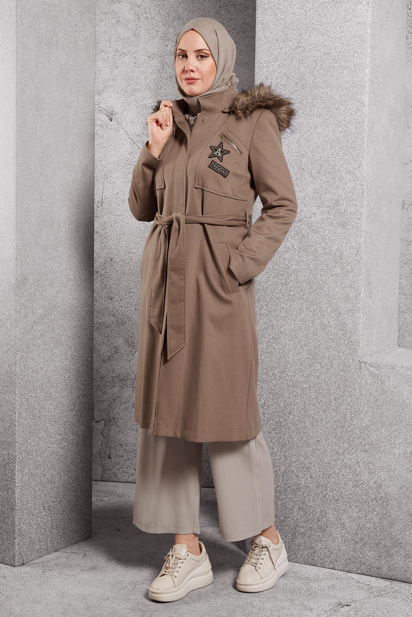 Tesettür giyim BEJ KUŞAKLI CEPLİ KAPÜŞONLU KABAN 9643