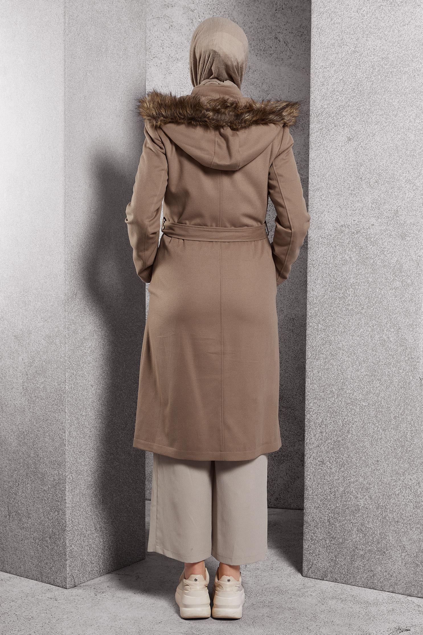 Tesettür giyim BEJ KUŞAKLI CEPLİ KAPÜŞONLU KABAN 9643