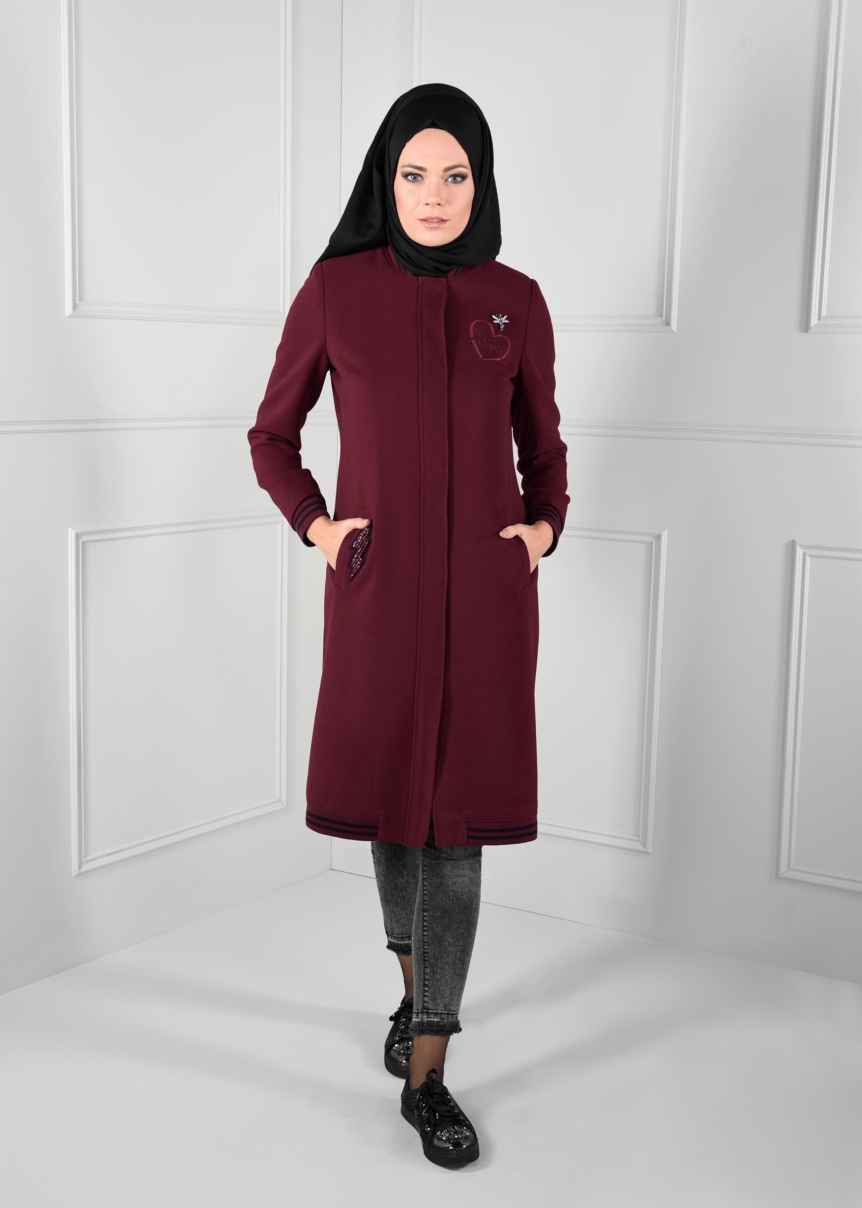 Tesettür giyim BORDO NAKIŞ İŞLEMELİ BROŞLU DÜZ KESİM KABAN 9647