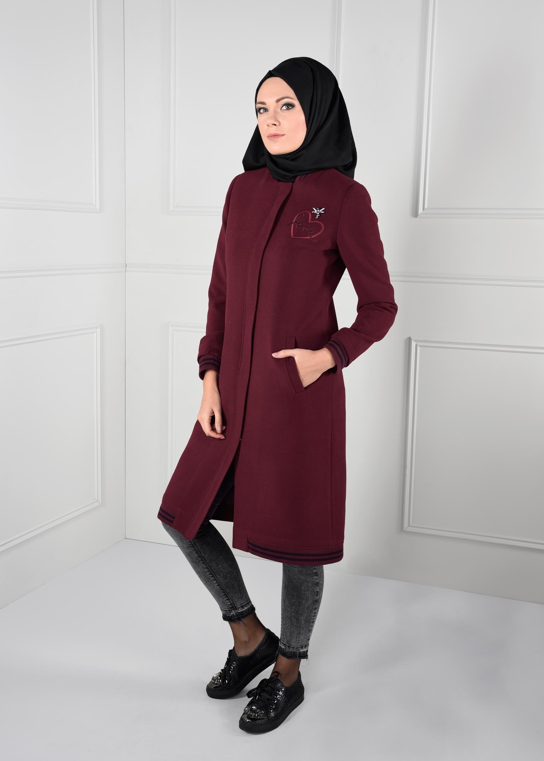 Tesettür giyim BORDO NAKIŞ İŞLEMELİ BROŞLU DÜZ KESİM KABAN 9647