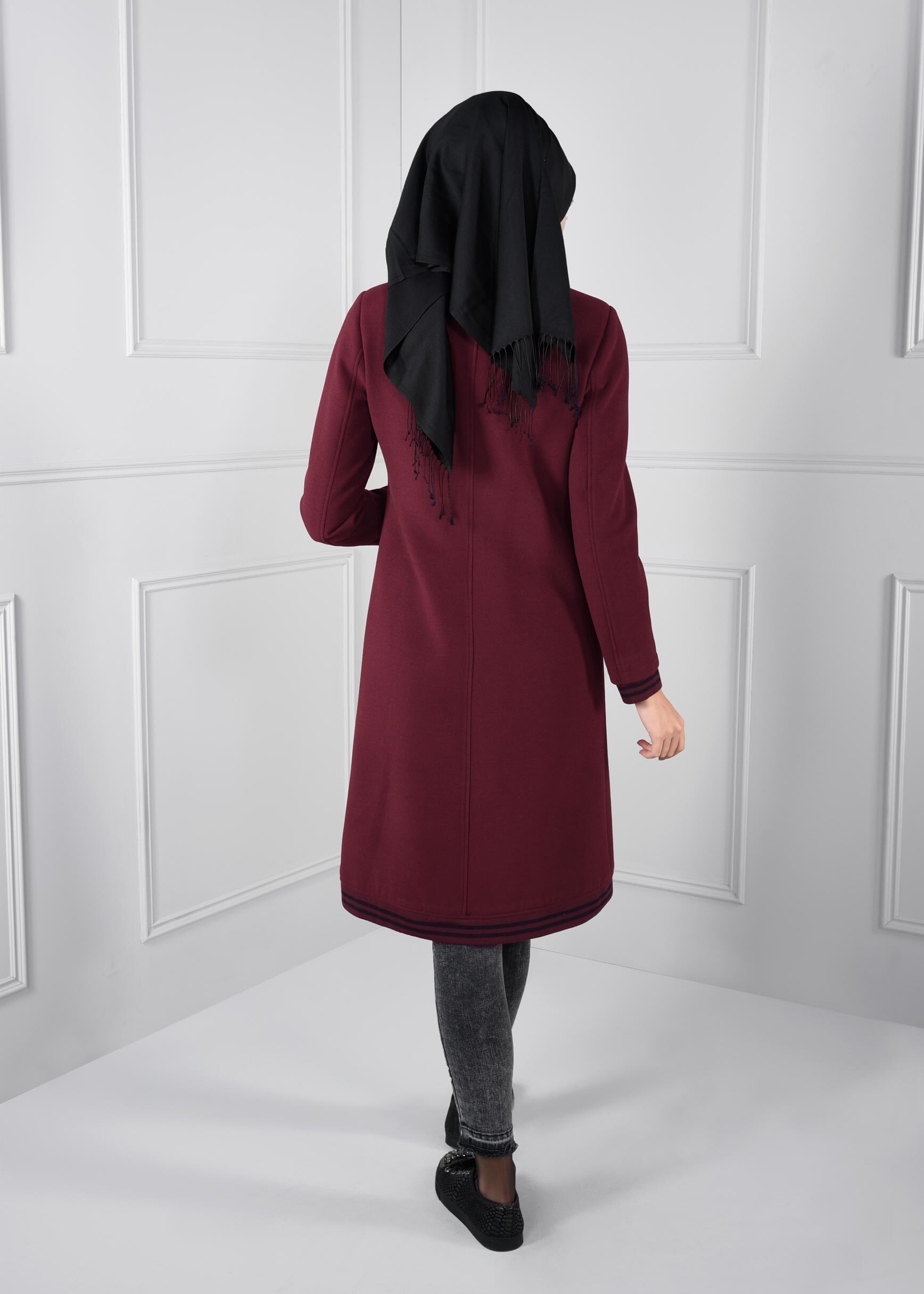 Tesettür giyim BORDO NAKIŞ İŞLEMELİ BROŞLU DÜZ KESİM KABAN 9647