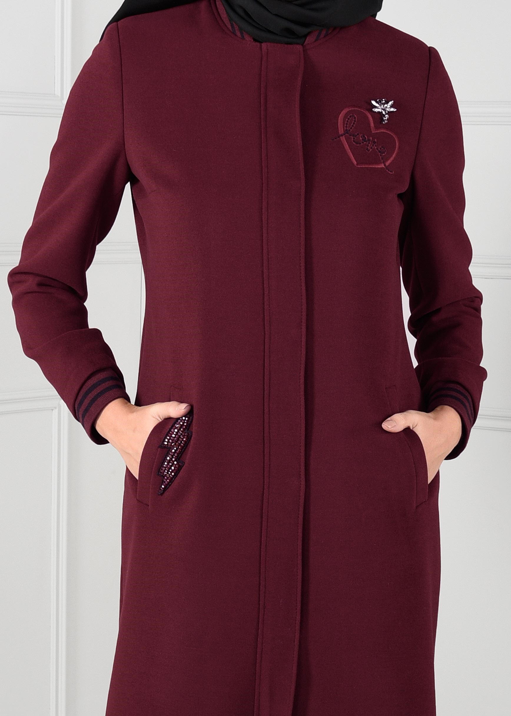 Tesettür giyim BORDO NAKIŞ İŞLEMELİ BROŞLU DÜZ KESİM KABAN 9647