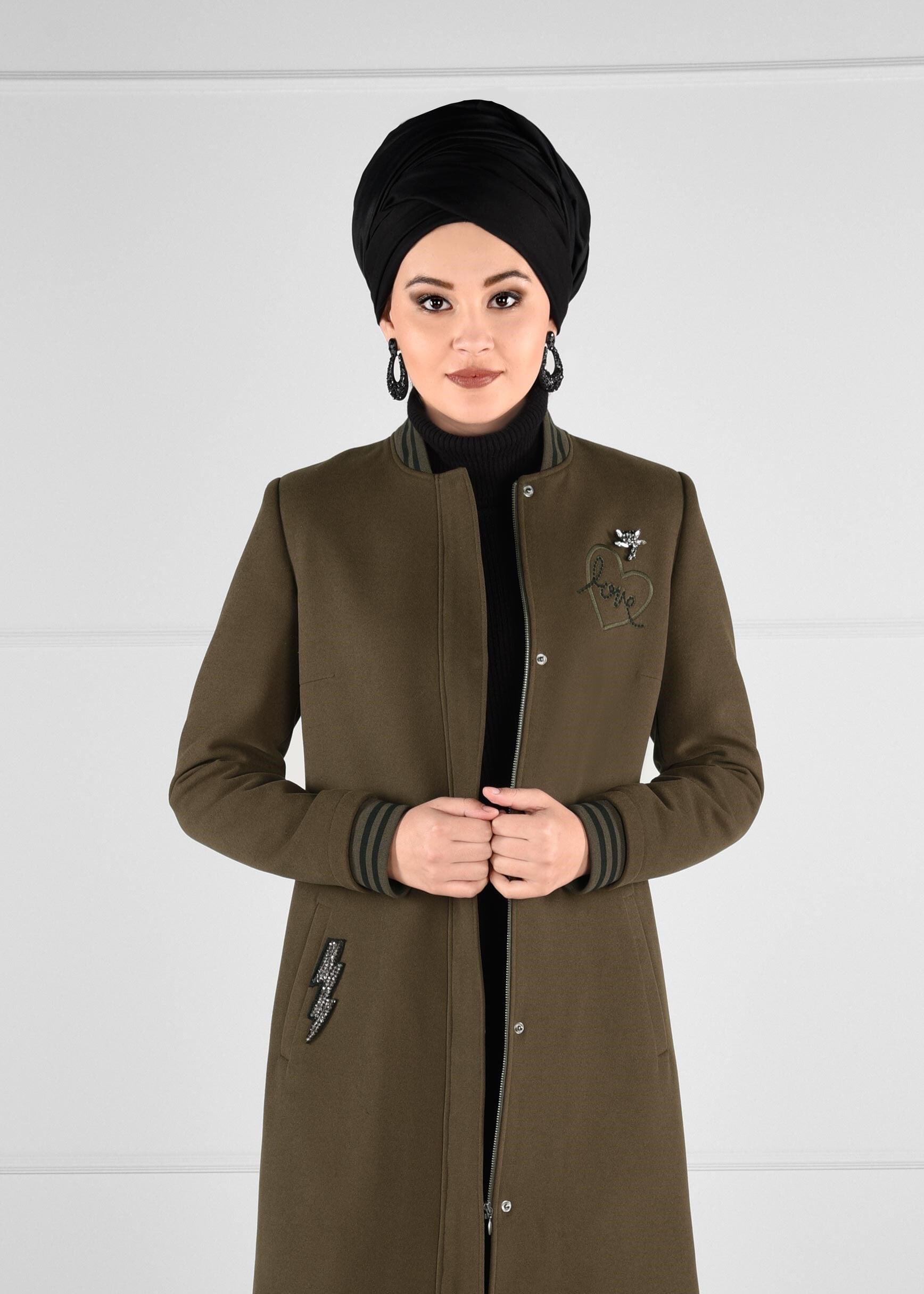 Tesettür giyim HAKİ NAKIŞ İŞLEMELİ BROŞLU DÜZ KESİM KABAN 9647