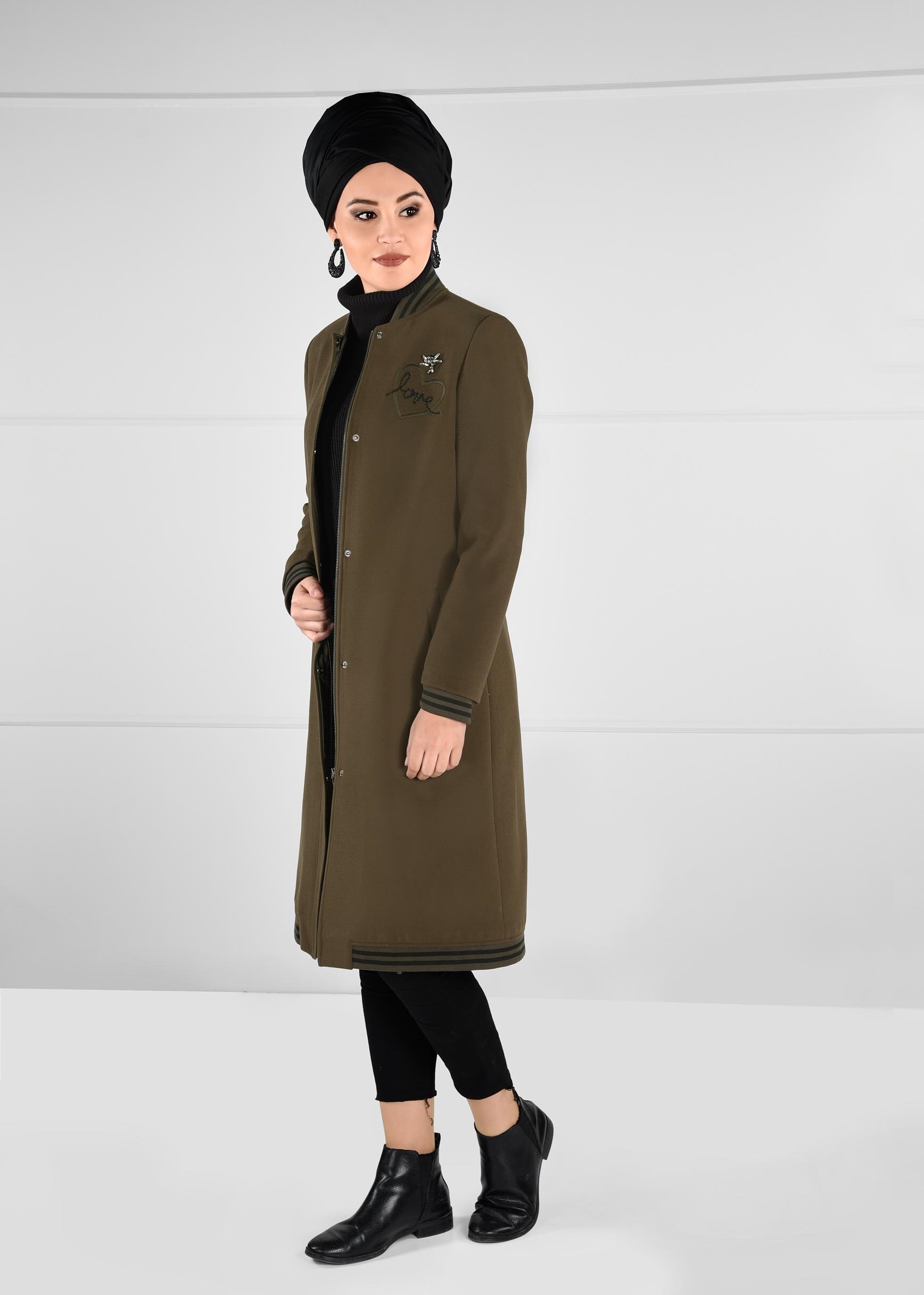 Tesettür giyim HAKİ NAKIŞ İŞLEMELİ BROŞLU DÜZ KESİM KABAN 9647