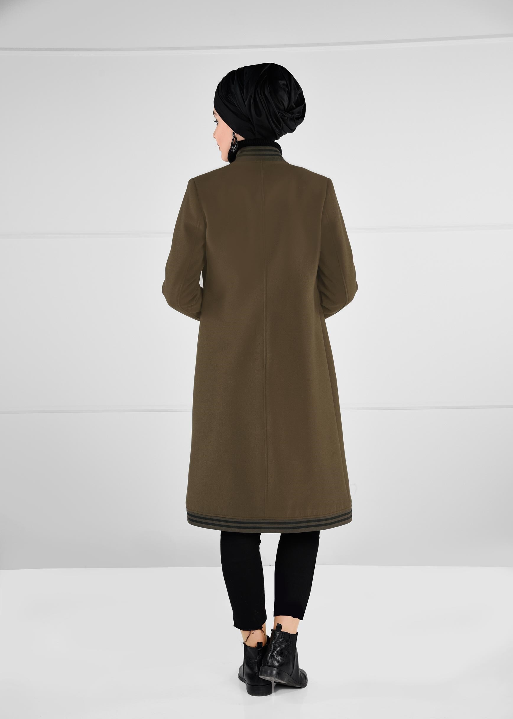 Tesettür giyim HAKİ NAKIŞ İŞLEMELİ BROŞLU DÜZ KESİM KABAN 9647