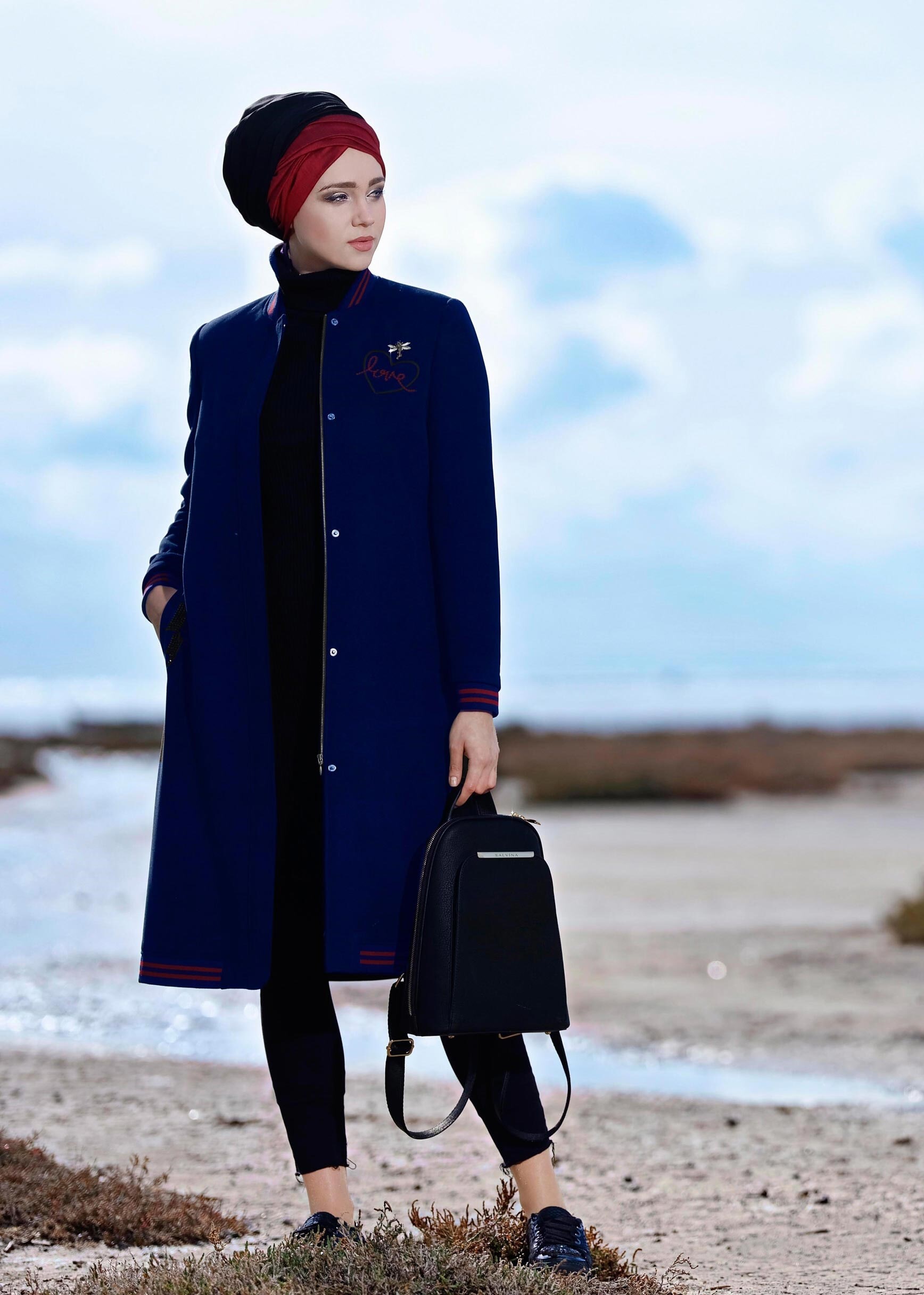 Tesettür giyim LACİVERT NAKIŞ İŞLEMELİ BROŞLU DÜZ KESİM KABAN 9647