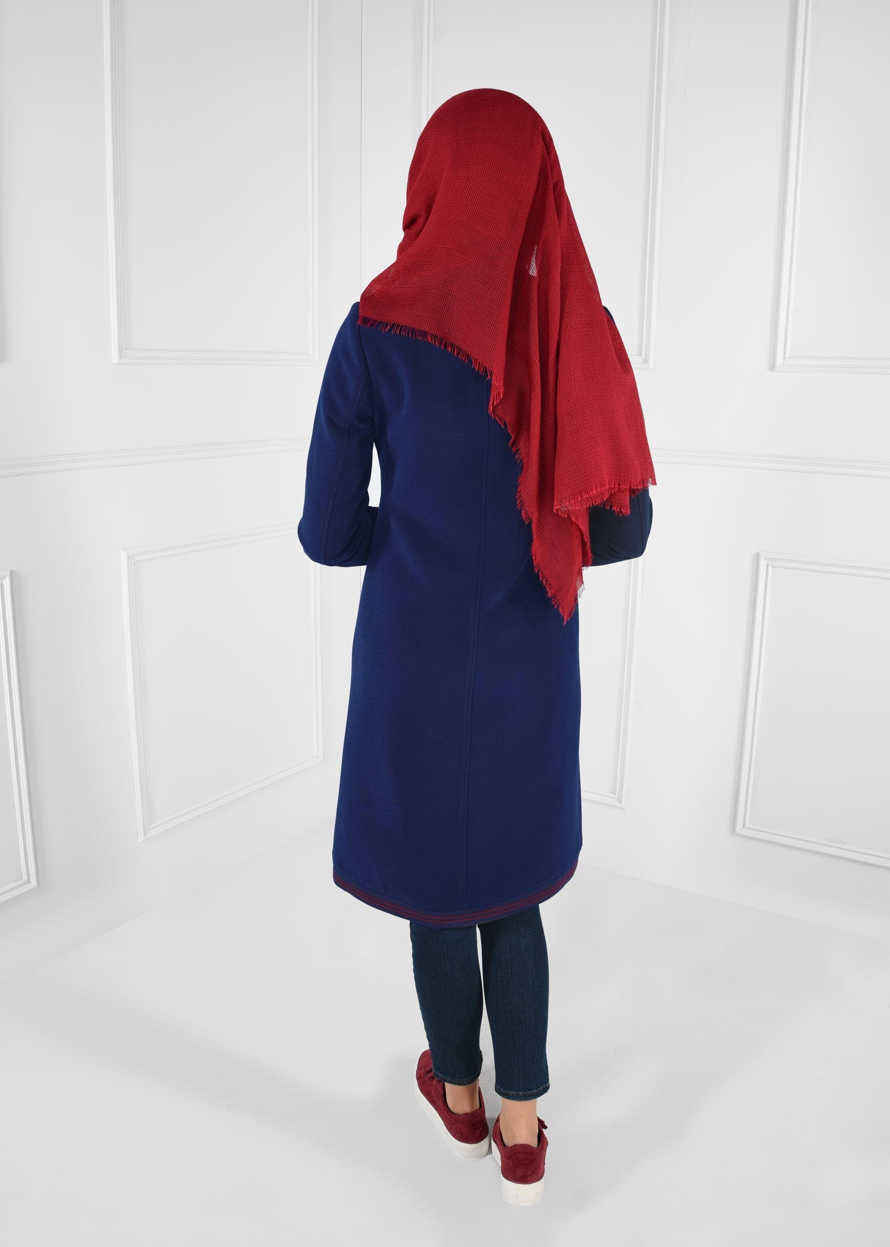 Tesettür giyim LACİVERT NAKIŞ İŞLEMELİ BROŞLU DÜZ KESİM KABAN 9647