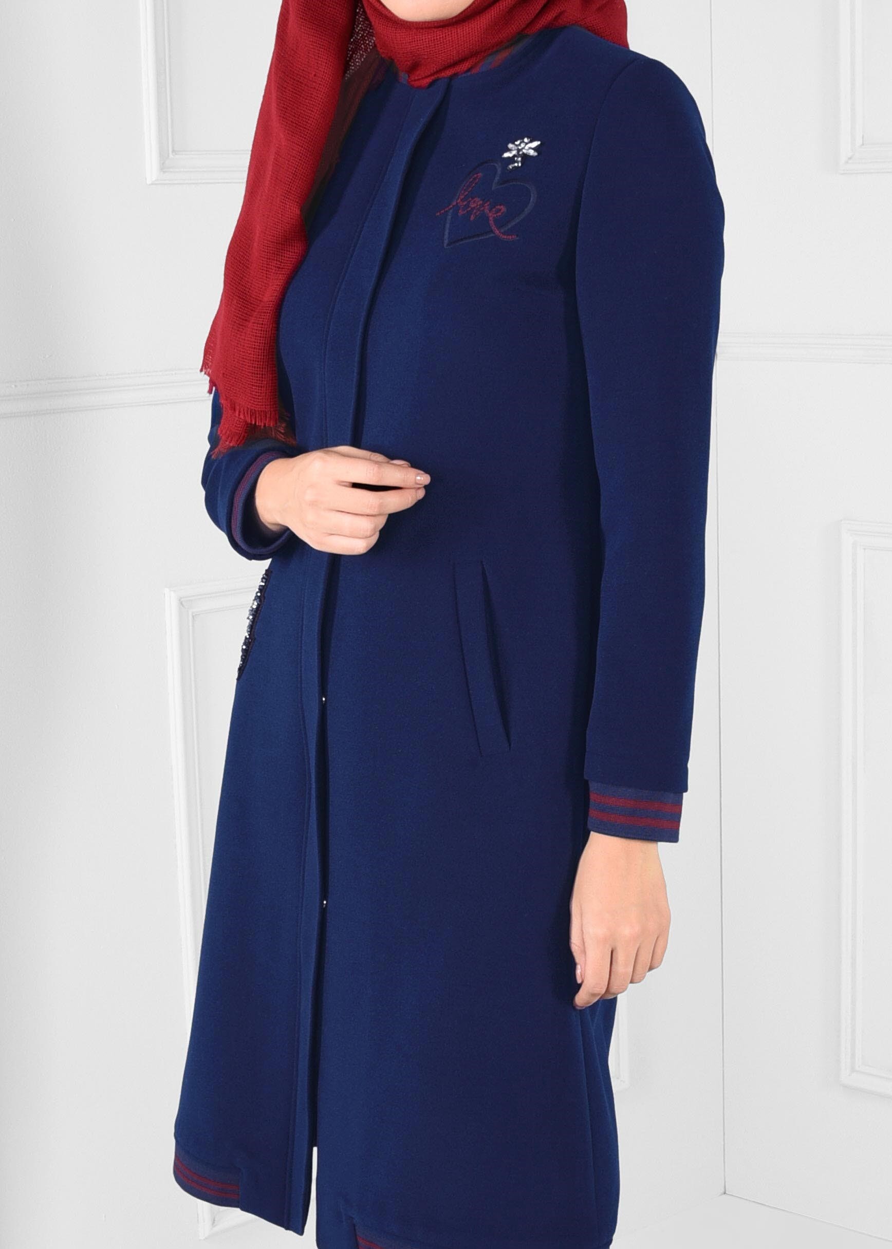 Tesettür giyim LACİVERT NAKIŞ İŞLEMELİ BROŞLU DÜZ KESİM KABAN 9647