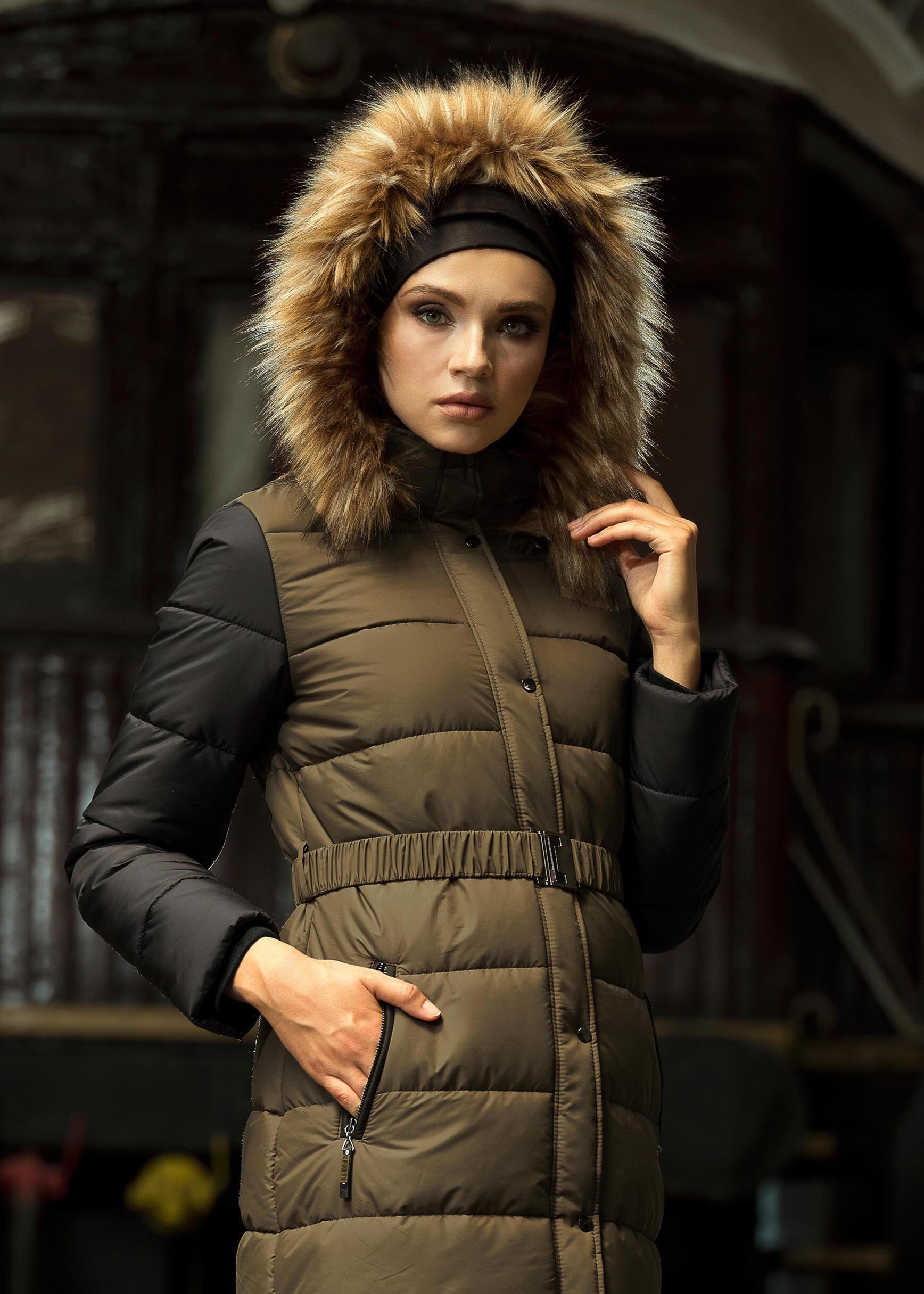 Tesettür giyim HAKİ ÇİFT RENKLİ KEMERLİ ŞİŞME KABAN 9658