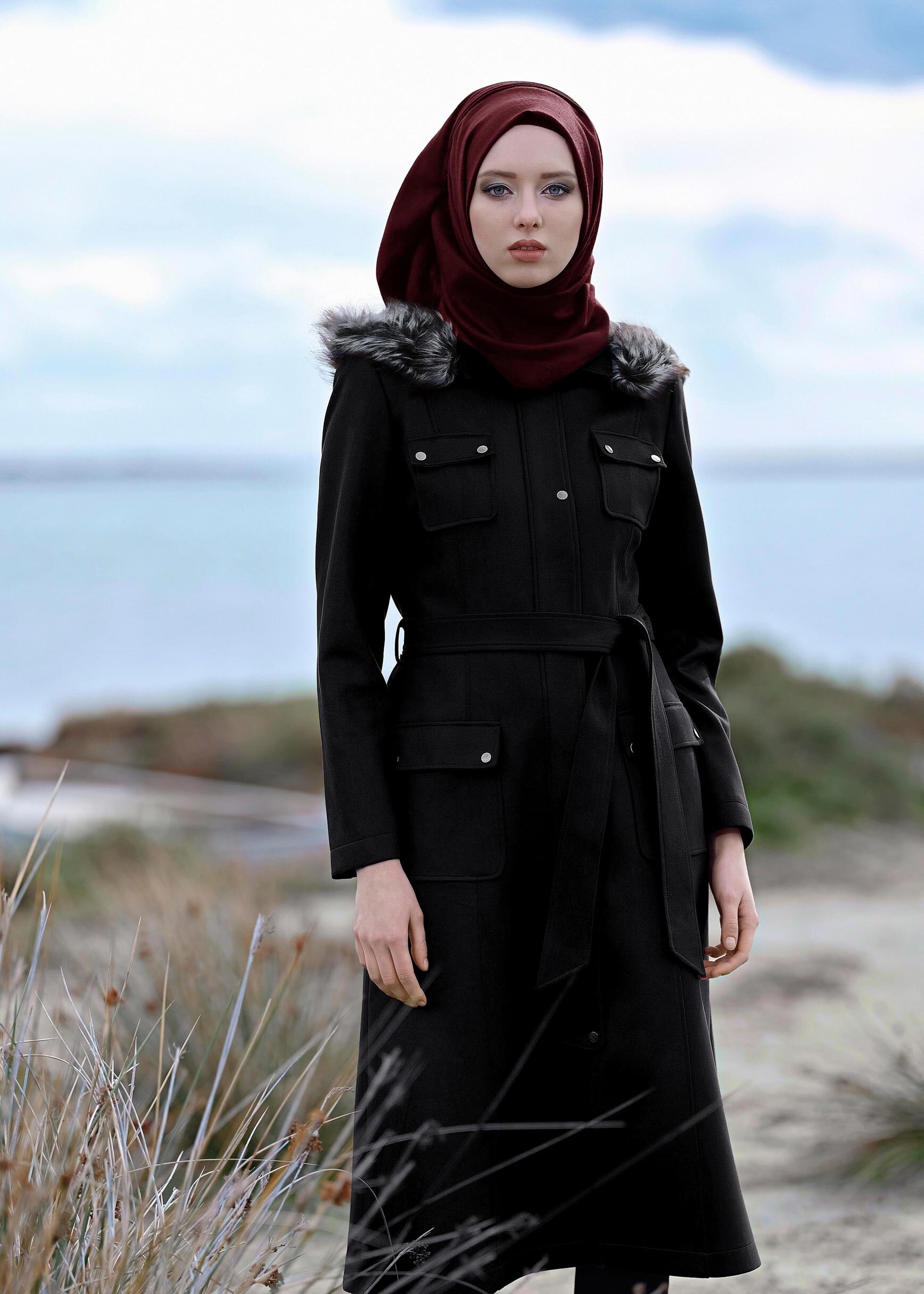 Tesettür giyim SİYAH BELİ KUŞAKLI KAPÜŞONLU KABAN 9661