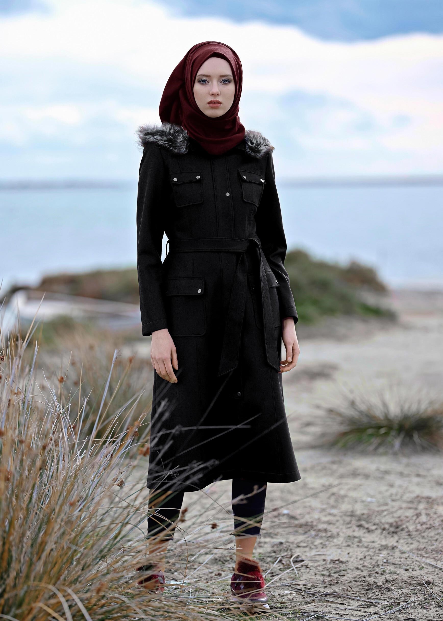 Tesettür giyim SİYAH BELİ KUŞAKLI KAPÜŞONLU KABAN 9661