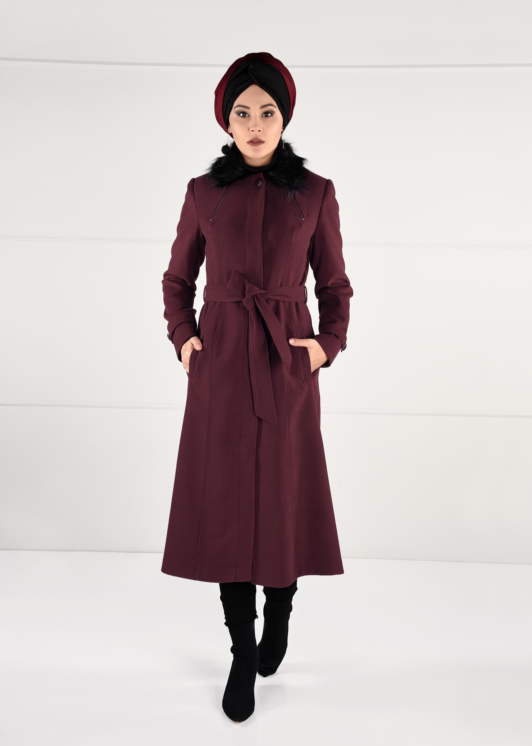 Tesettür giyim BORDO YAKASI KÜRKLÜ KUŞAKLI GİZLİ DÜĞMELİ KABAN 9663 