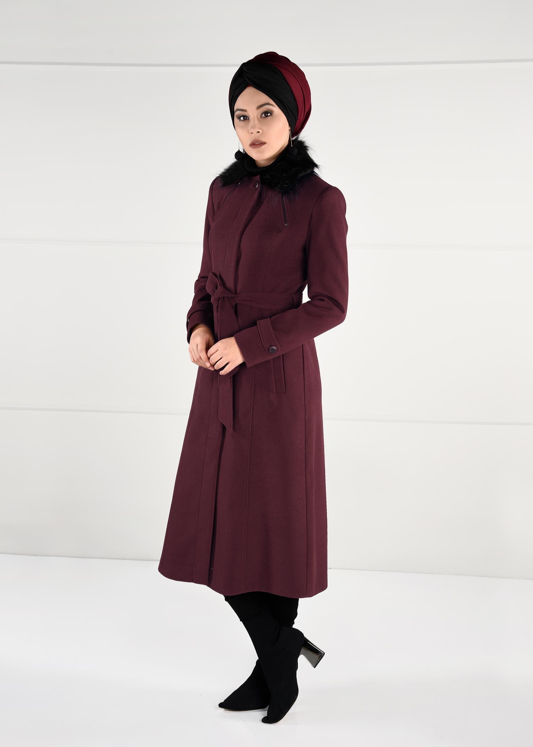 Tesettür giyim BORDO YAKASI KÜRKLÜ KUŞAKLI GİZLİ DÜĞMELİ KABAN 9663 