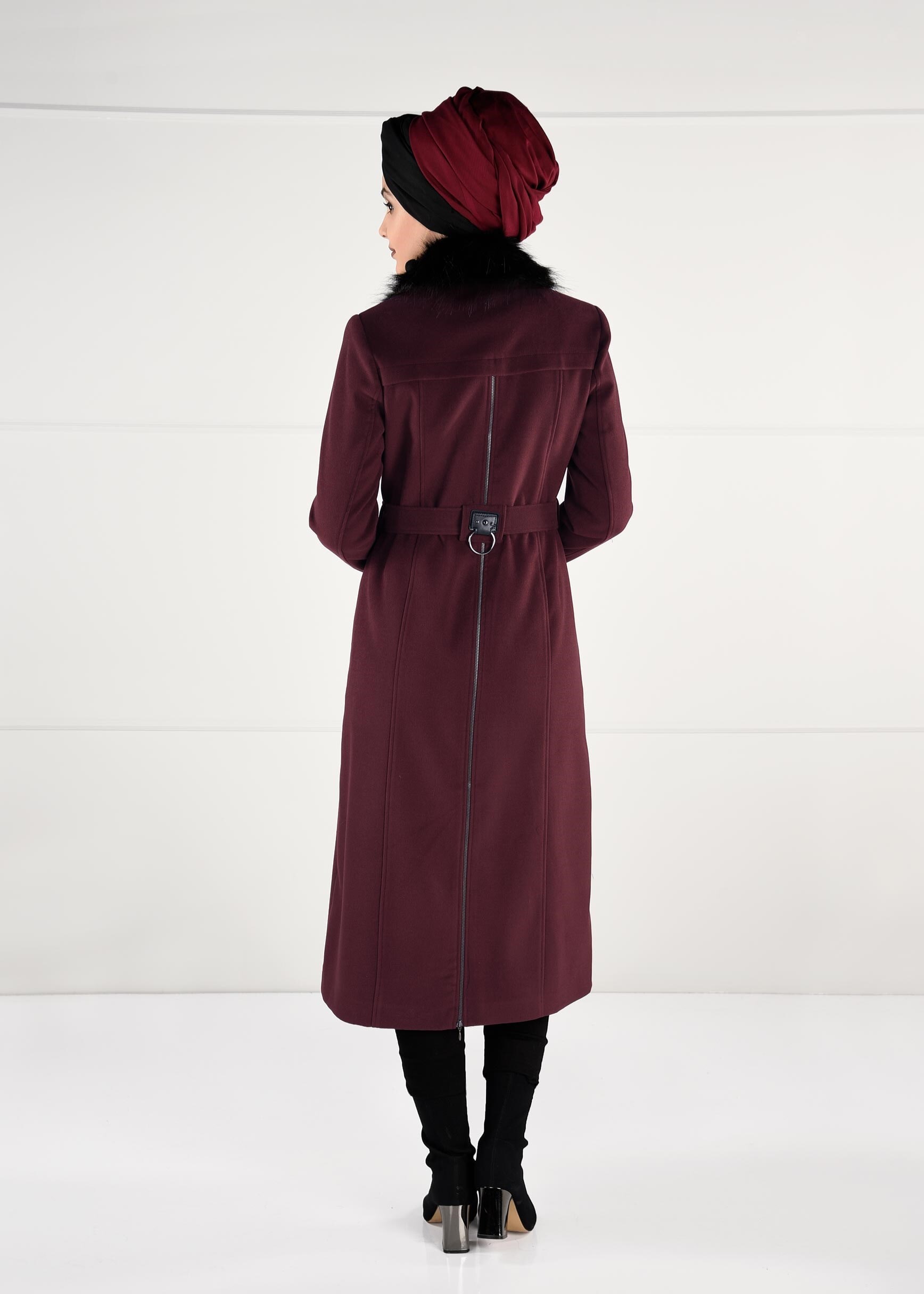 Tesettür giyim BORDO YAKASI KÜRKLÜ KUŞAKLI GİZLİ DÜĞMELİ KABAN 9663 