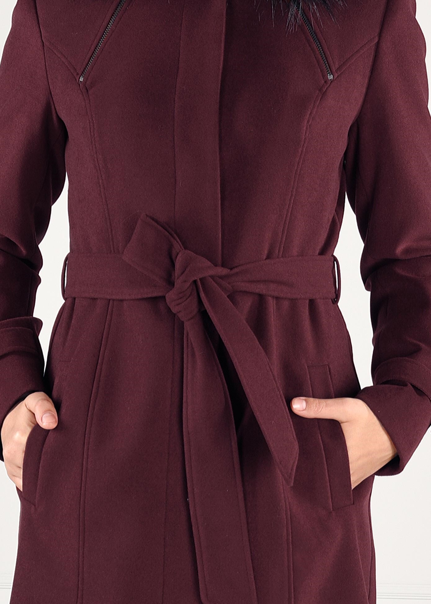 Tesettür giyim BORDO YAKASI KÜRKLÜ KUŞAKLI GİZLİ DÜĞMELİ KABAN 9663 