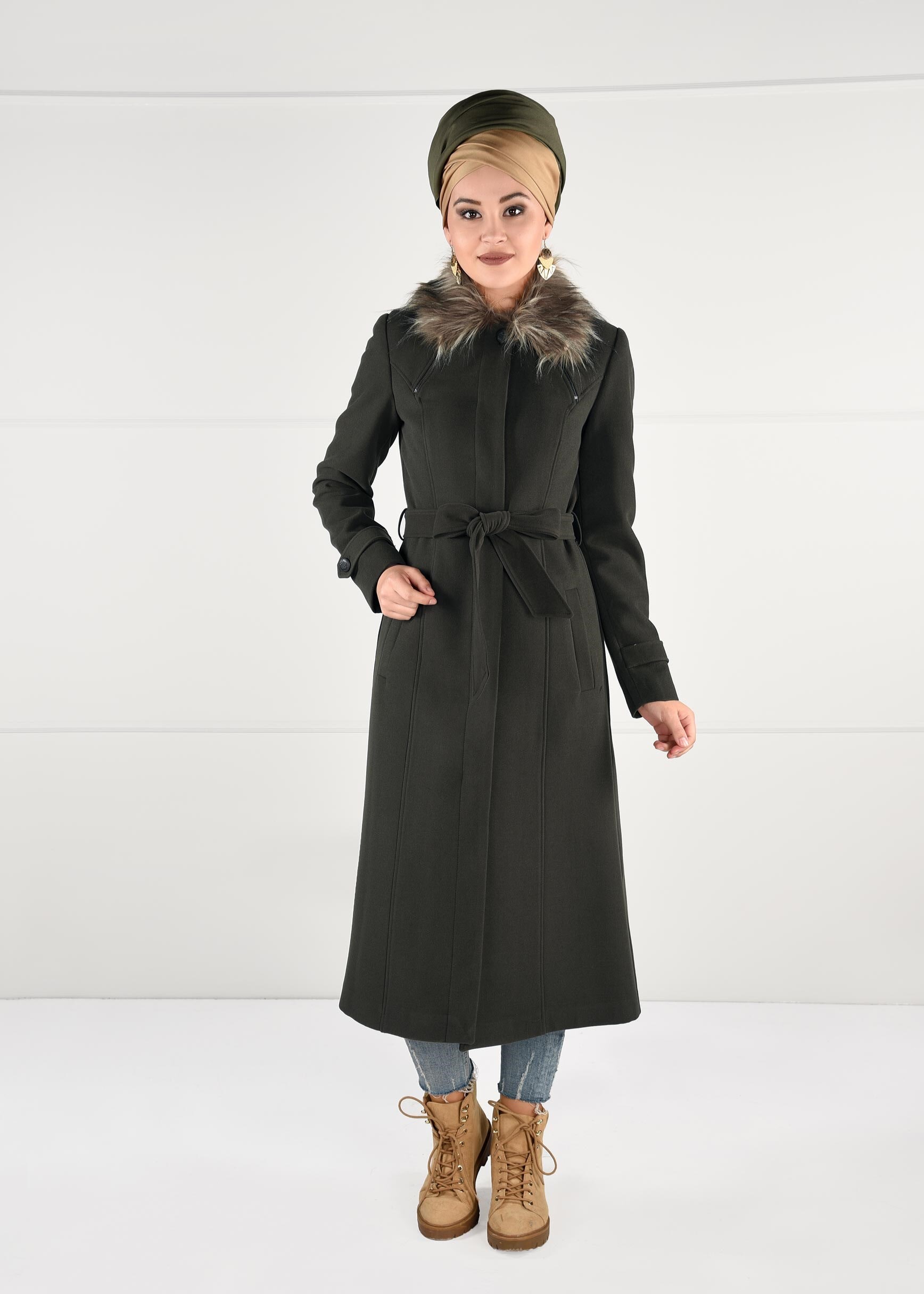 Tesettür giyim HAKİ YAKASI KÜRKLÜ KUŞAKLI GİZLİ DÜĞMELİ KABAN 9663 